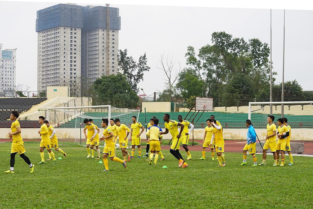 Không khí tập luyện của đội bóng xứ Nghệ trước ngày lên đường thi đấu trận Siêu Cúp QG. Ảnh: Trung Hà