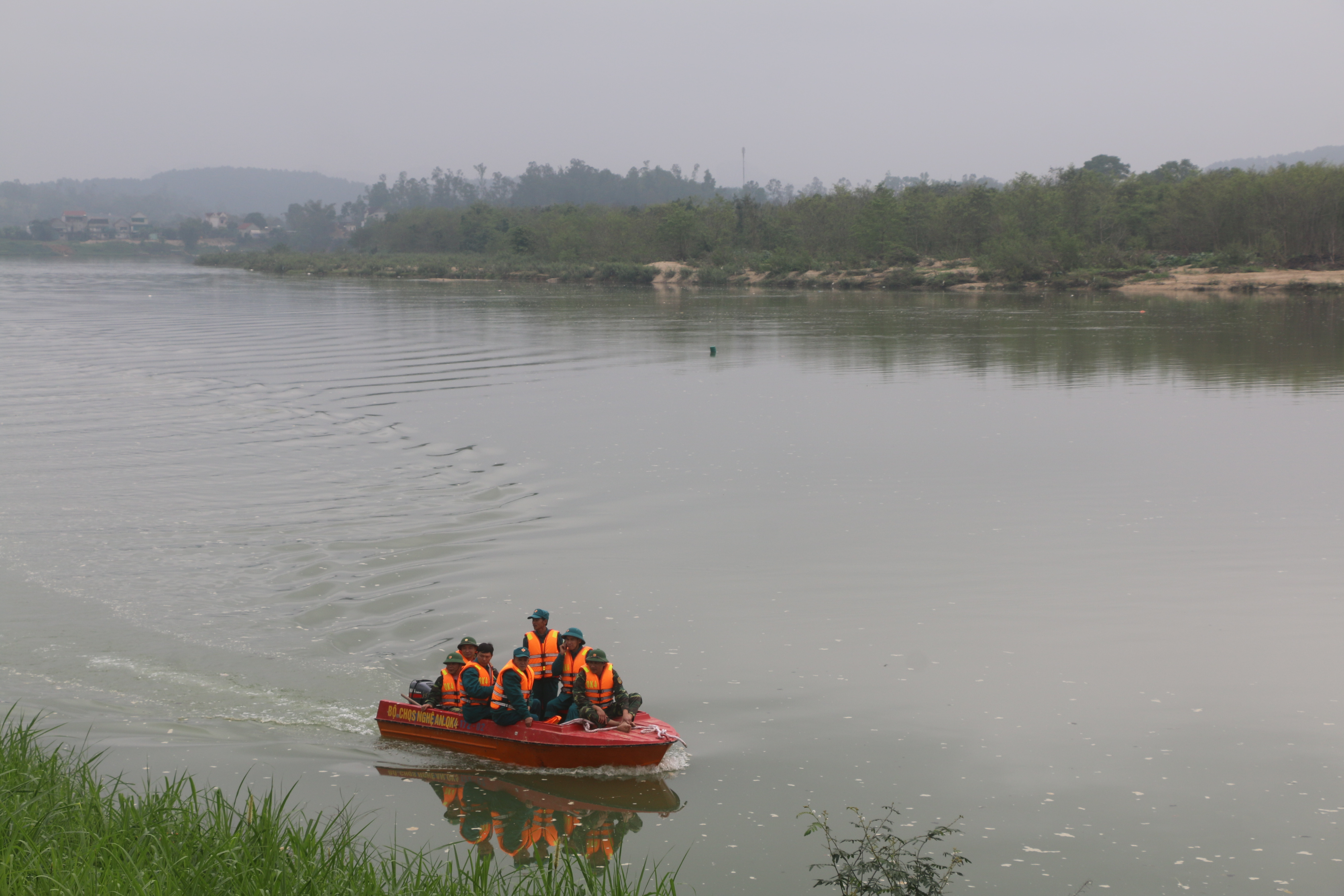 Lực lượng cứu hộ tiếp tục tìm kiếm dọc sông Lam, ảnh Hữu Hoàn