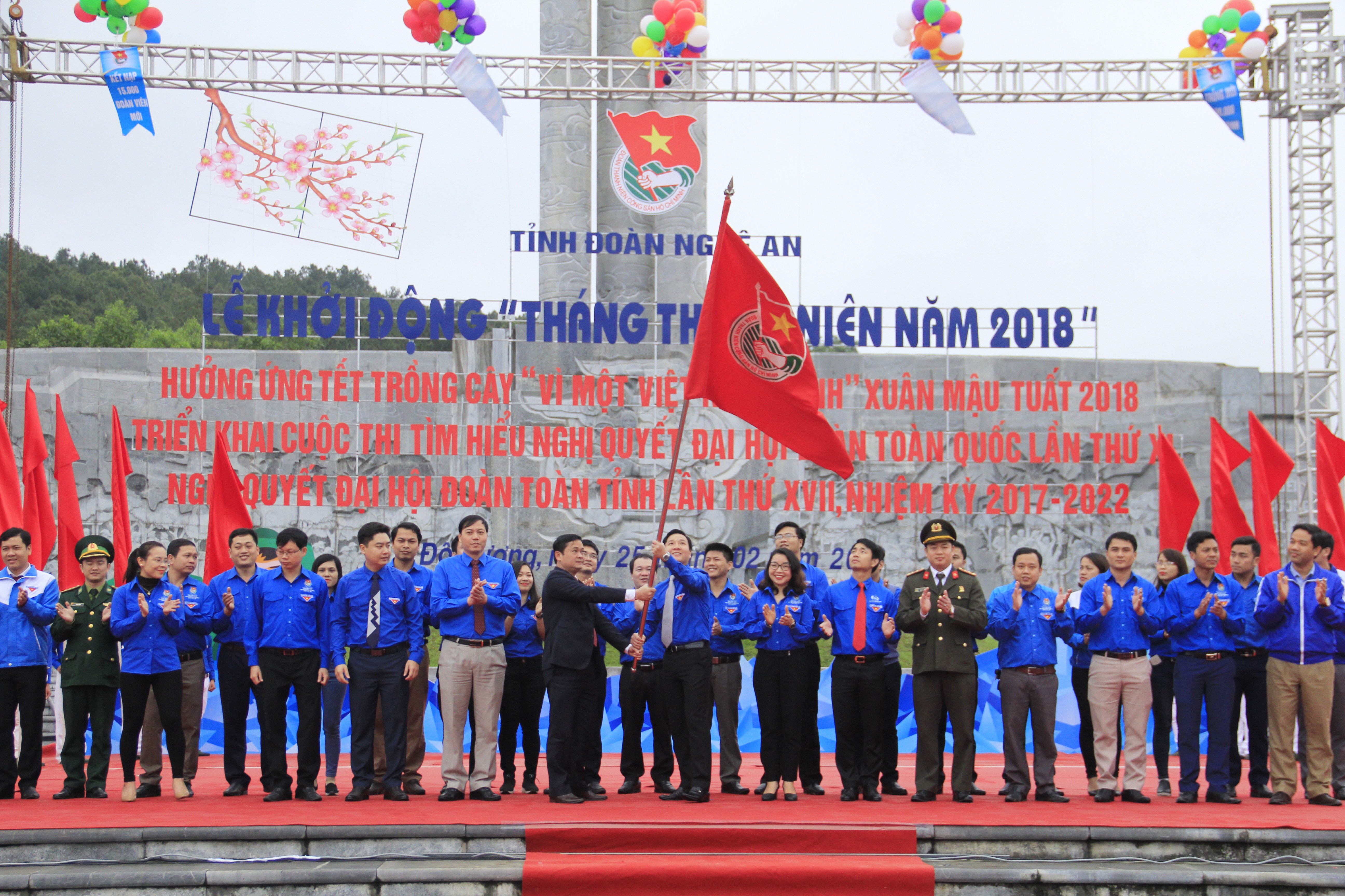 Lãnh đạo tỉnh trao cờ khởi động Tháng Thanh niên cho tập thể cán bộ, ĐVTN tỉnh Nghệ An. Ảnh: Phương Thúy