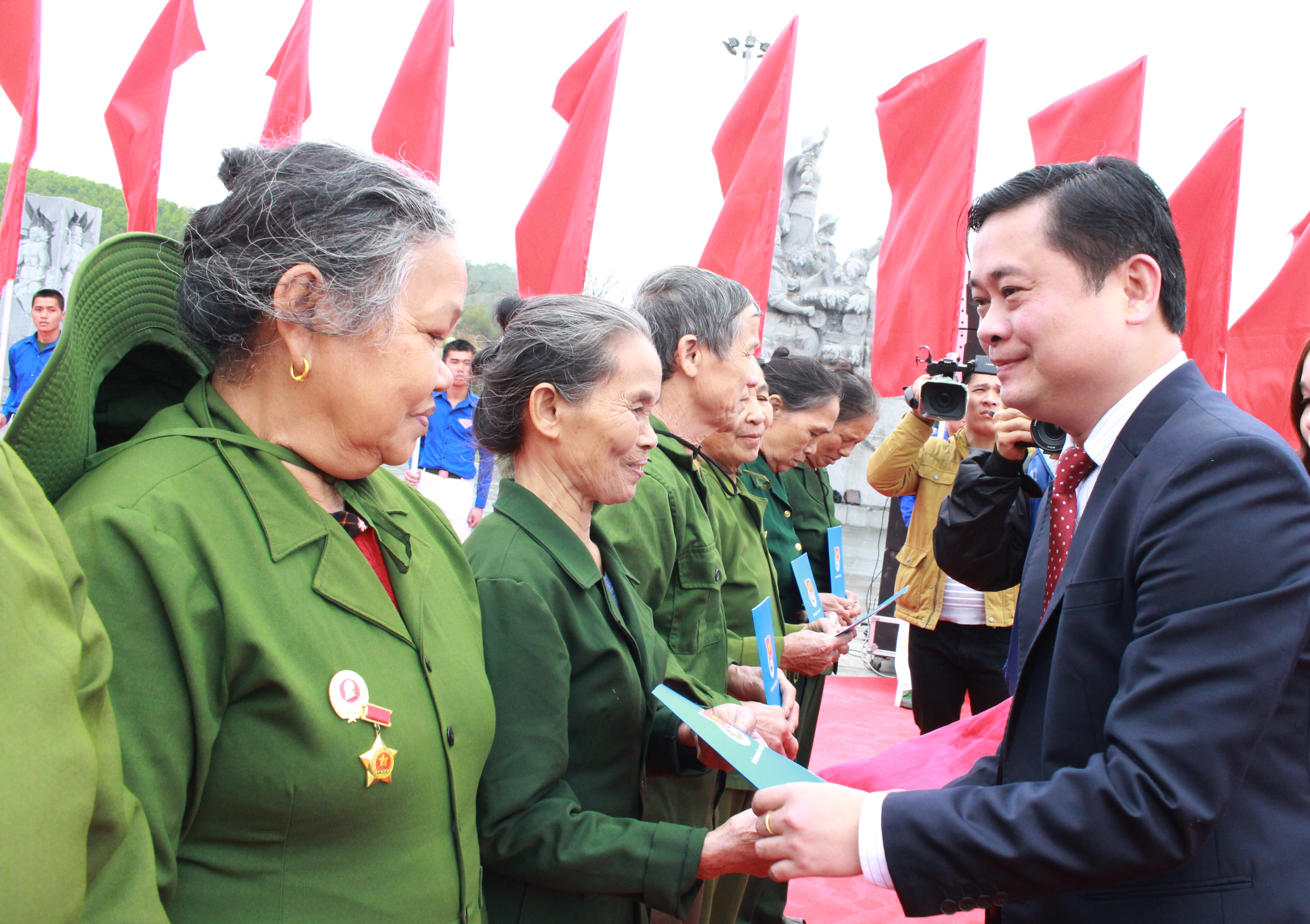 ịp này, Ban Thường vụ Tỉnh đoàn Tỉnh đoàn Nghệ An tặng 20 suất quà cho các bác cựu thanh niên xung phong trên địa bàn xã Mỹ Sơn, huyện Đô Lương, mỗi suất trị giá 500.000đ. Ảnh: Phương Thúy