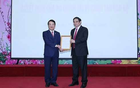 Trưởng ban Tổ chức Trung ương Phạm Minh Chính trao quyết định của Bộ Chính trị cho ông Hầu A Lềnh