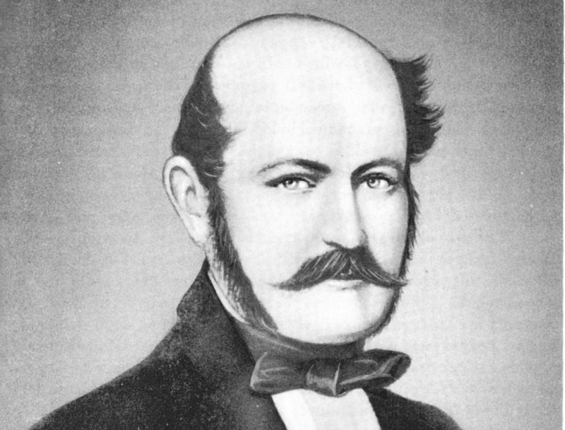 Ignaz Philipp Semmelweis là thầy thuốc khoa sản người Hungary. Ông khẳng định, sốt hậu sản là do lây nhiễm. Và ông chứng minh được rằng, tỷ lệ tử vong của những bà mẹ cao là do các bác sĩ không ngâm tay mình vào dung dịch Calcium Chloride trước khi đỡ đẻ. Ông được ghi nhận trong nền Y học thế giới là người mở đường cho học thuyết về vô trùng và học thuyết về nhiễm khuẩn bệnh viện.