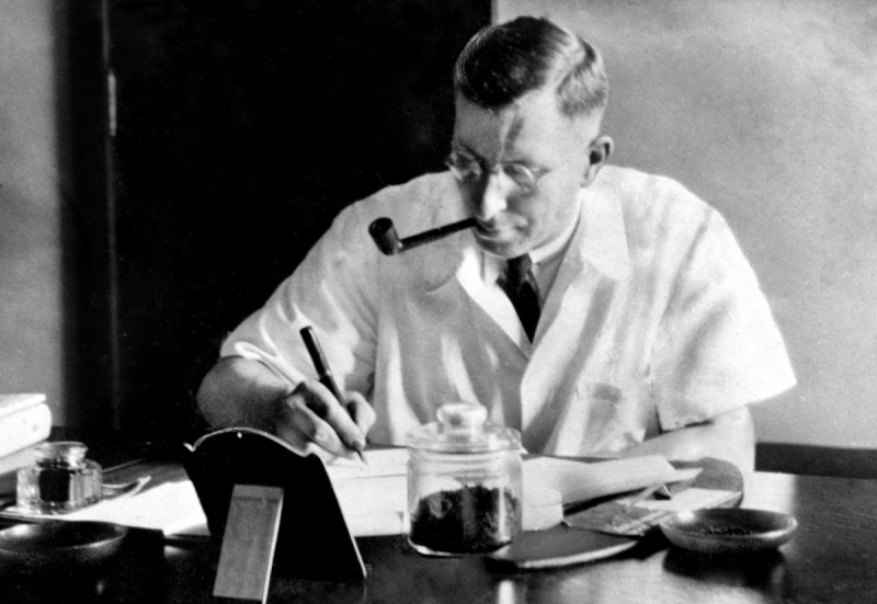 Frederick Banting là một bác sĩ đồng thời là nhà Vật Lý học và Sinh Lý học người Canada. Ông đã khám phá ra hormon tuyến tụy Insulin, dùng trong điều trị cho bệnh đái tháo đường. Ông sinh ra tại Alliston (Ontario) và từng học tại trường Đại học Toronto. Từ năm 1921 – 1922, ông cùng với John Macleod (nhà sinh lý học người Scotland) và cộng sự là Charles Best khám phá ra Insulin. Năm 1923, ông được trao giải Nobel Y học cho sự khám phá to lớn ấy.