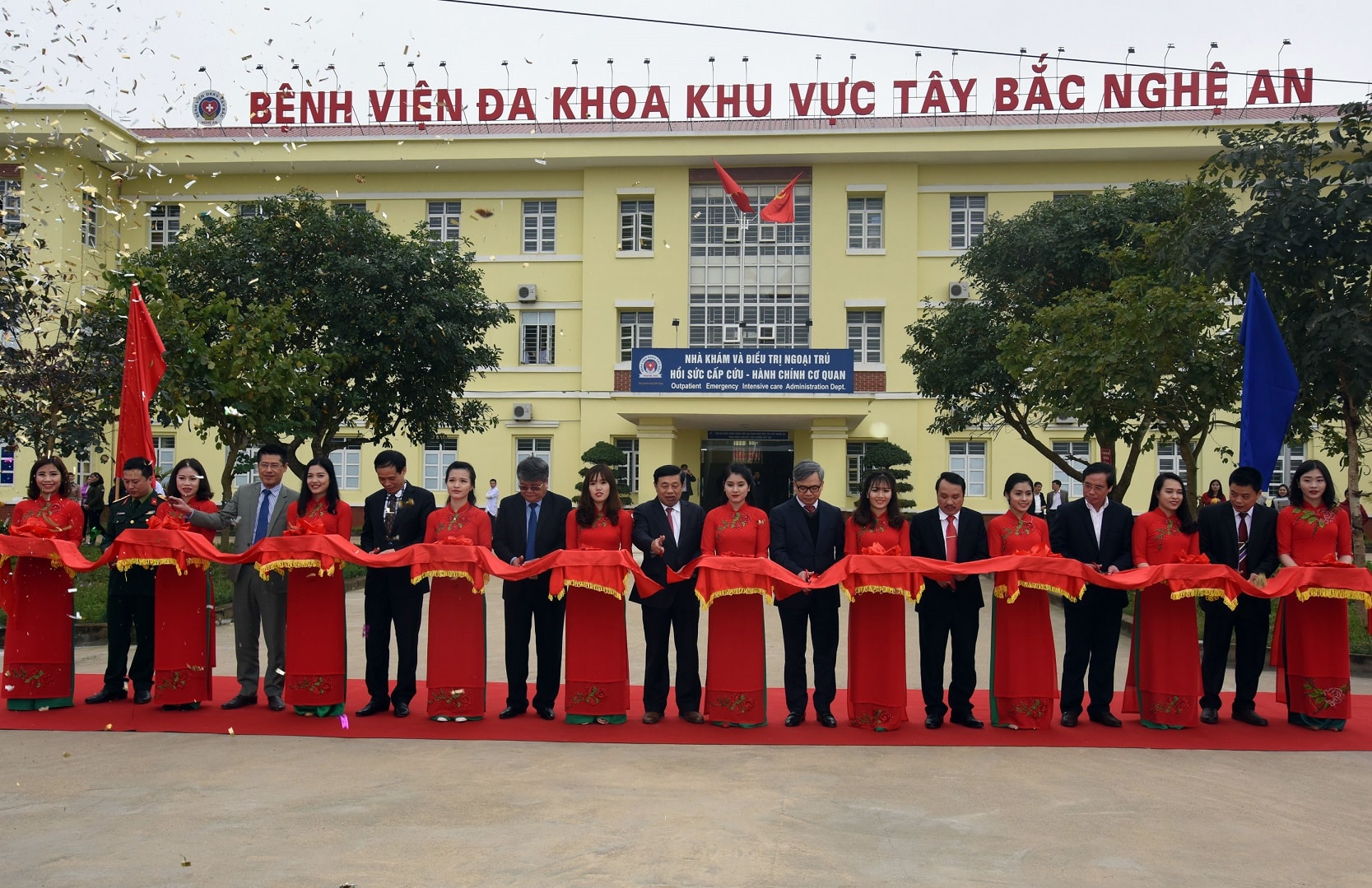 Các đại biểu cắt băng khai trương trụ sở mới Bệnh viện Đa khoa Khu vực Tây Bắc. Ảnh: Thành Chung