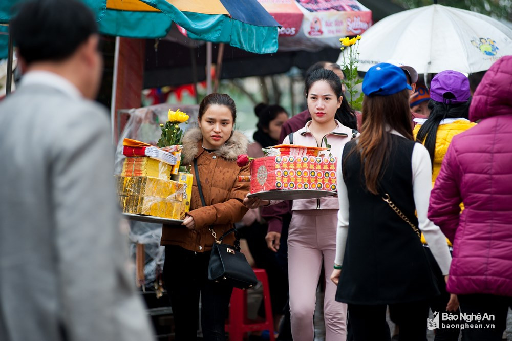 Nhiều gia đình quan niệm trần sao âm vậy nên đã báo hiếu với cha mẹ quá cố của mình bằng cách đốt thật nhiều vàng mã. Ảnh: Tư liệu