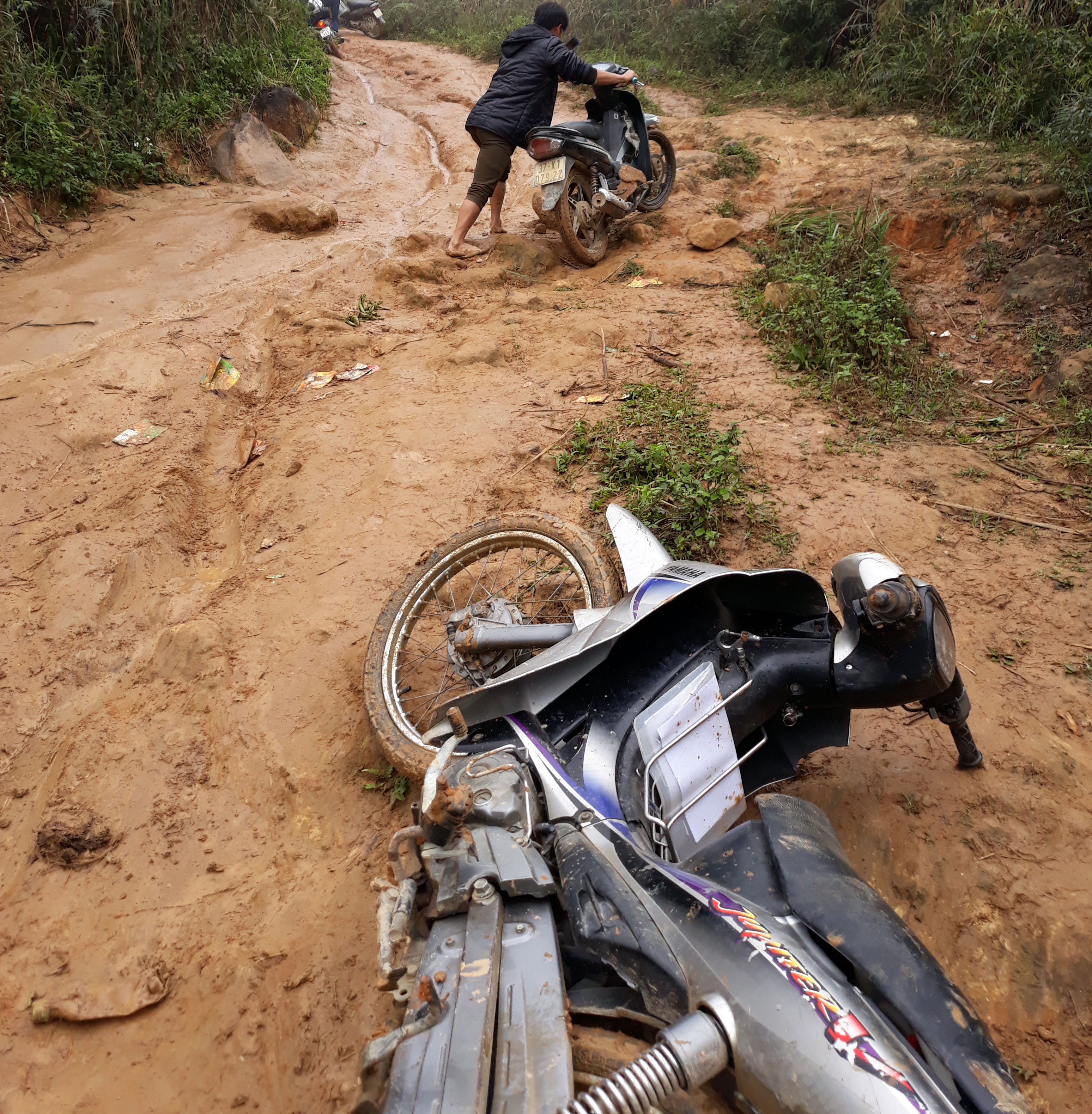 Trong lúc vượt đường rừng đến nhà học sinh, một chiếc xe của thầy giáo xã Na Ngoi bị ngã. Ảnh: Minh Khuê