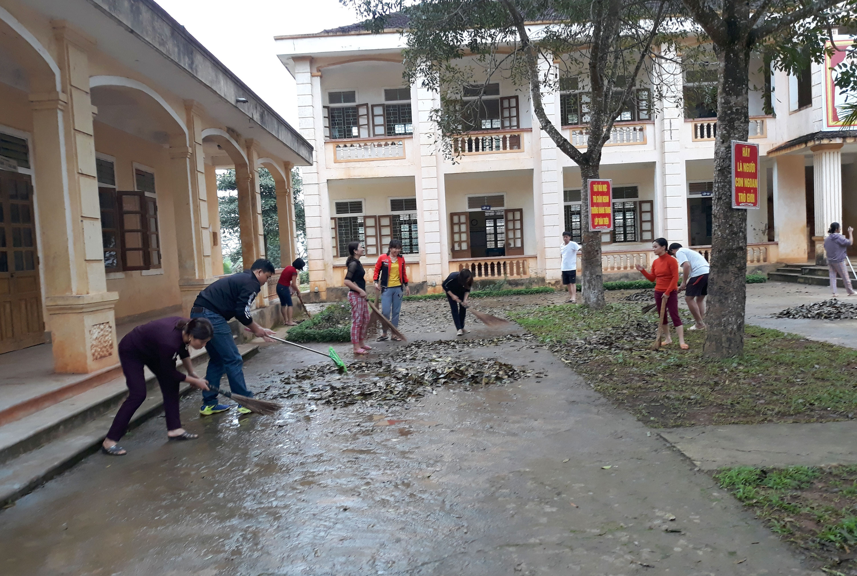 Những ngày này, công việc vệ sinh trường lớp là phần việc của giáo viên vùng cao. Ảnh: Minh Khuê