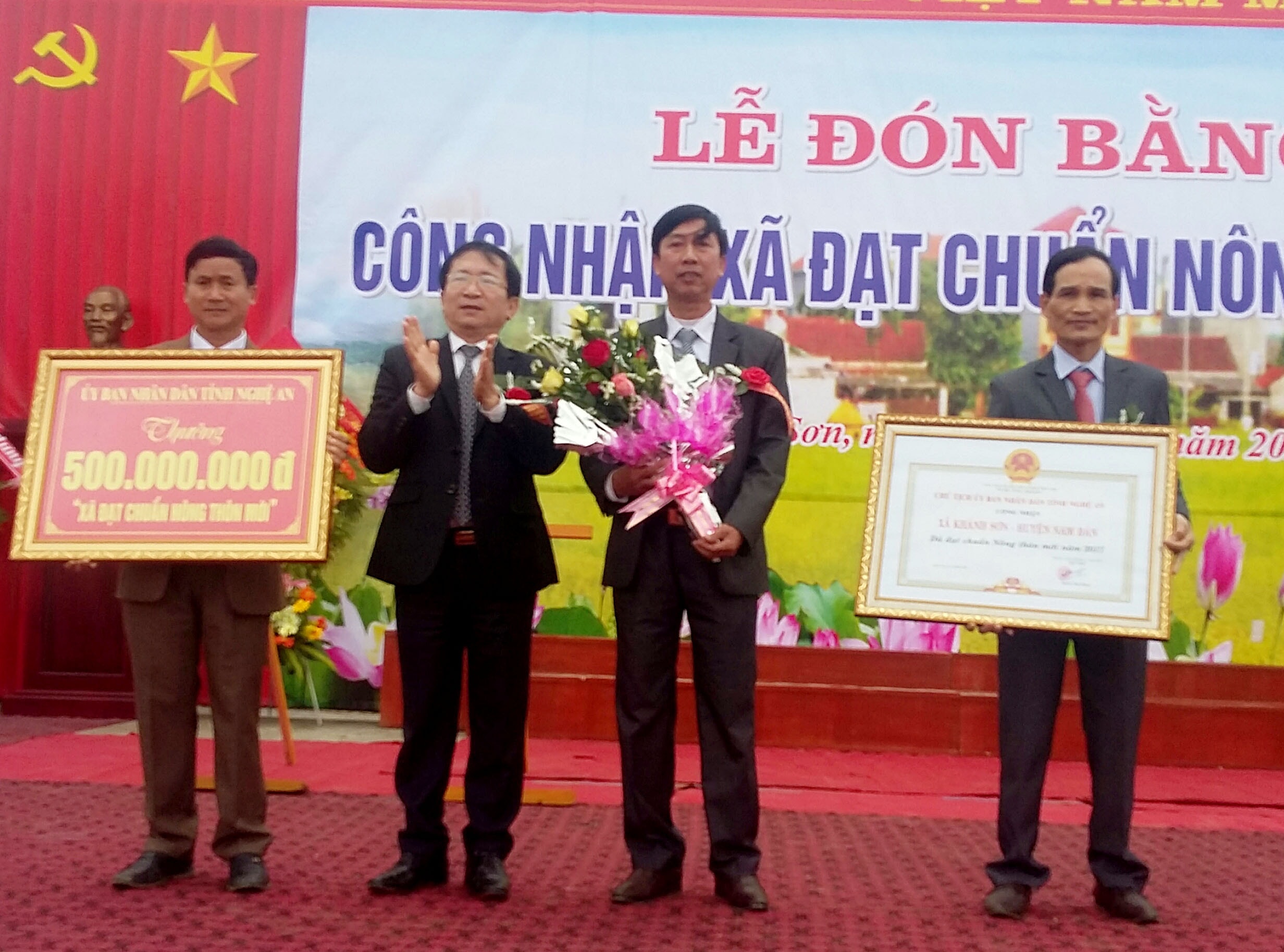 Đồng chí Đinh Viết Hồng - Phó chủ tịch UBND tỉnh trao bằng công nhận xã đạt chuẩn NTM cho Đảng bộ và nhân dân xã Khánh Sơn. Ảnh: kim Dung