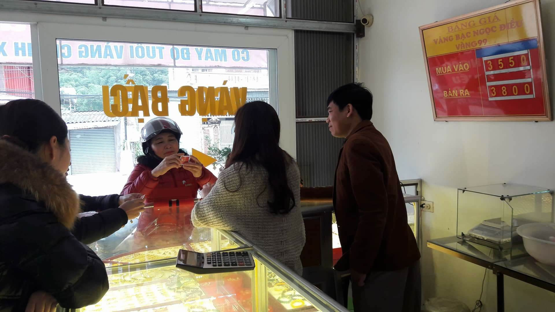 BẢng niêm yết giá vàng tại một cửa hiệu ở xã Tam Quang (Tương Dương) - Ảnh : PV