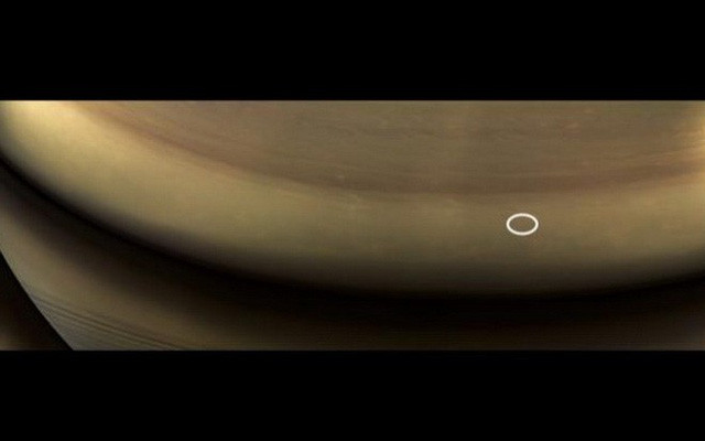 Bức ảnh ghép được tạo ra từ những hình ảnh cuối cùng do tàu Cassini chụp cho thấy nơi nó sắp lao xuống - Ảnh: NASA