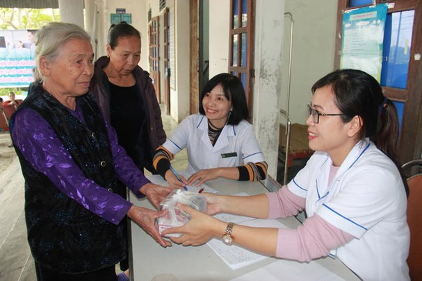 Bệnh viện Giao thông Vận tải Vinh khám, cấp thuốc miễn phí cho người dân xã Hưng Hòa, thành phố Vinh. Ảnh: Hoàng Vinh