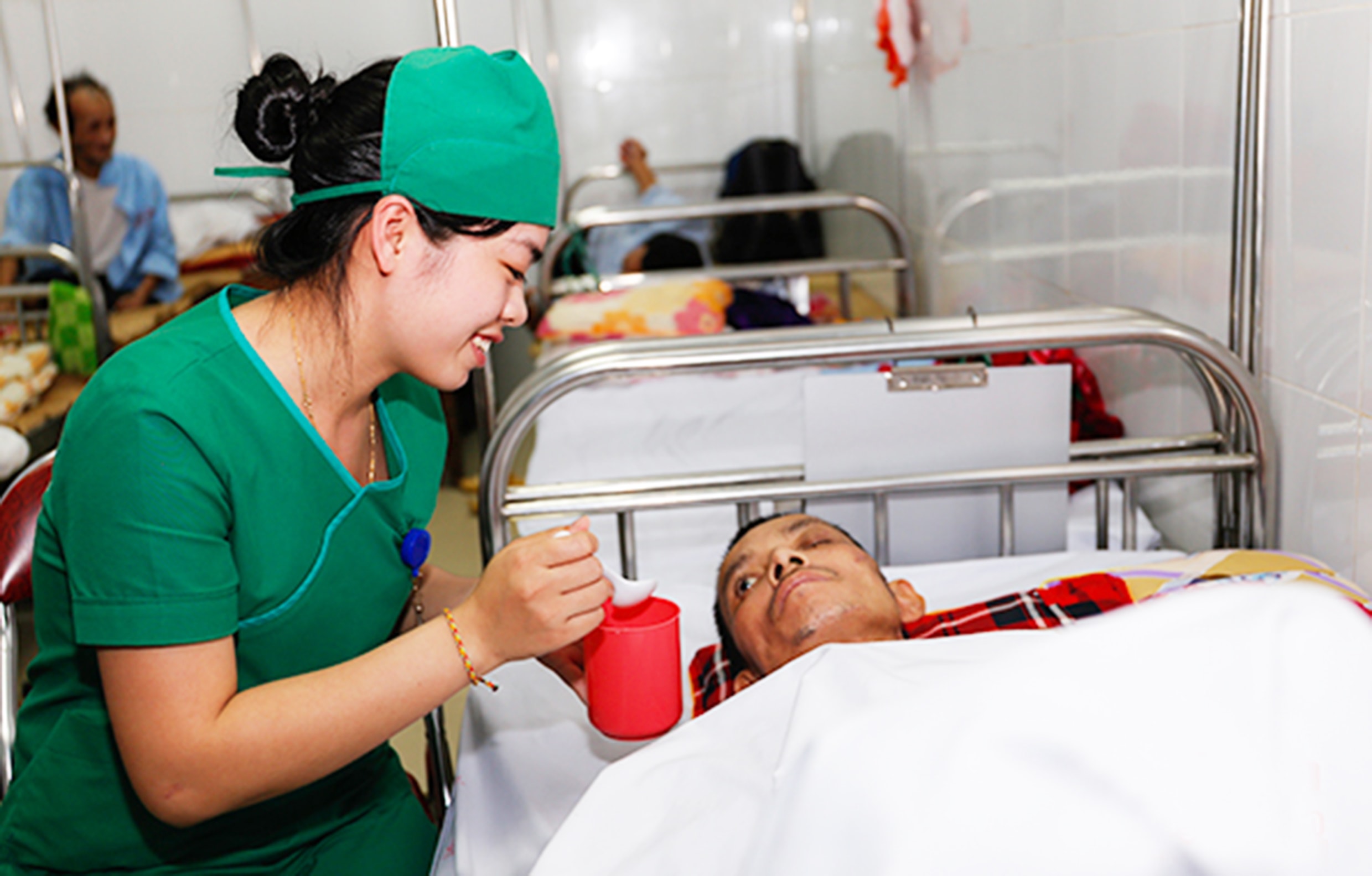 Chăm sóc bệnh nhân ở Bệnh viện HNĐK tỉnh. Ảnh: Đức Anh