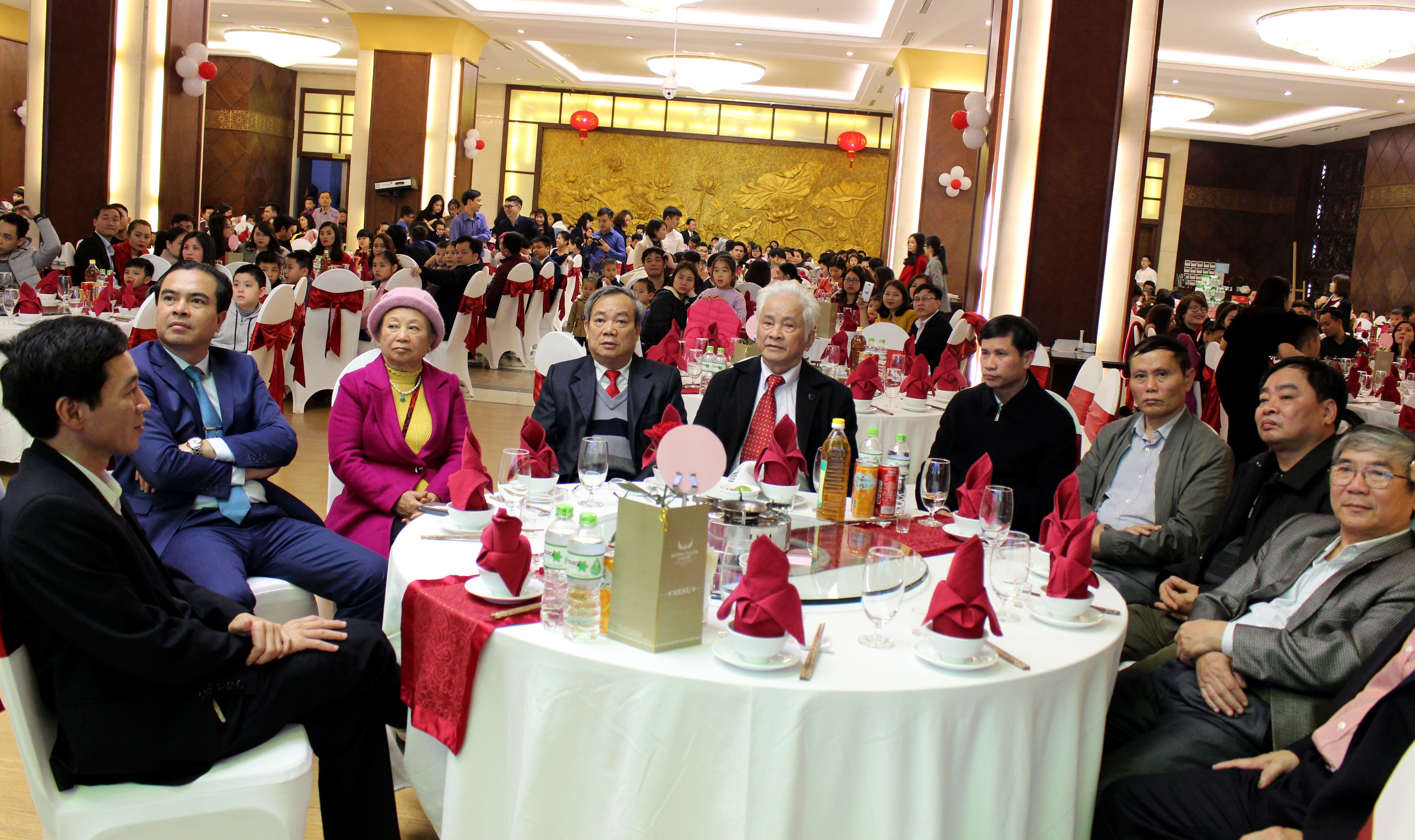 Các cán bộ lãnh đạo bệnh viện qua các thời kỳ và toàn thể cán bộ, nhân viên bệnh viện ôn lại truyền thống ngành và bệnh viện nhân kỷ niệm 63 năm Ngày Thầy thuốc Việt Nam. Ảnh: Đinh Nguyệt