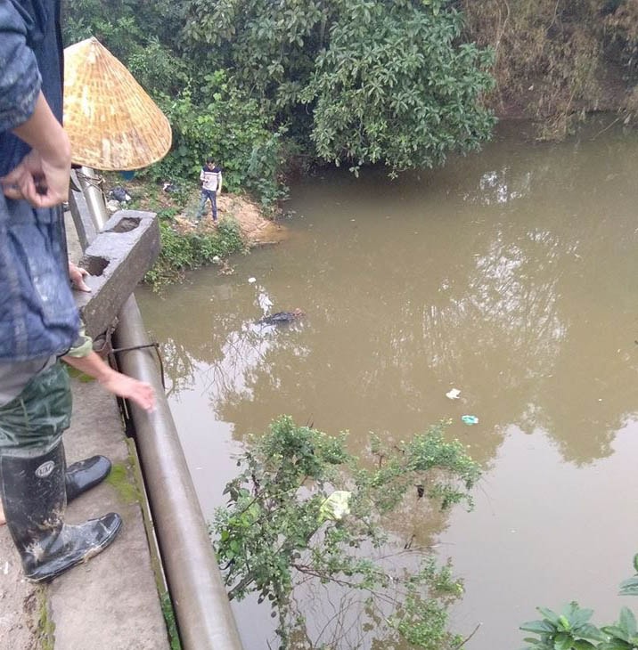  Thi thể nam thanh niên nổi lên dưới cầu Trù Sa  -Ảnh: Huy Thư