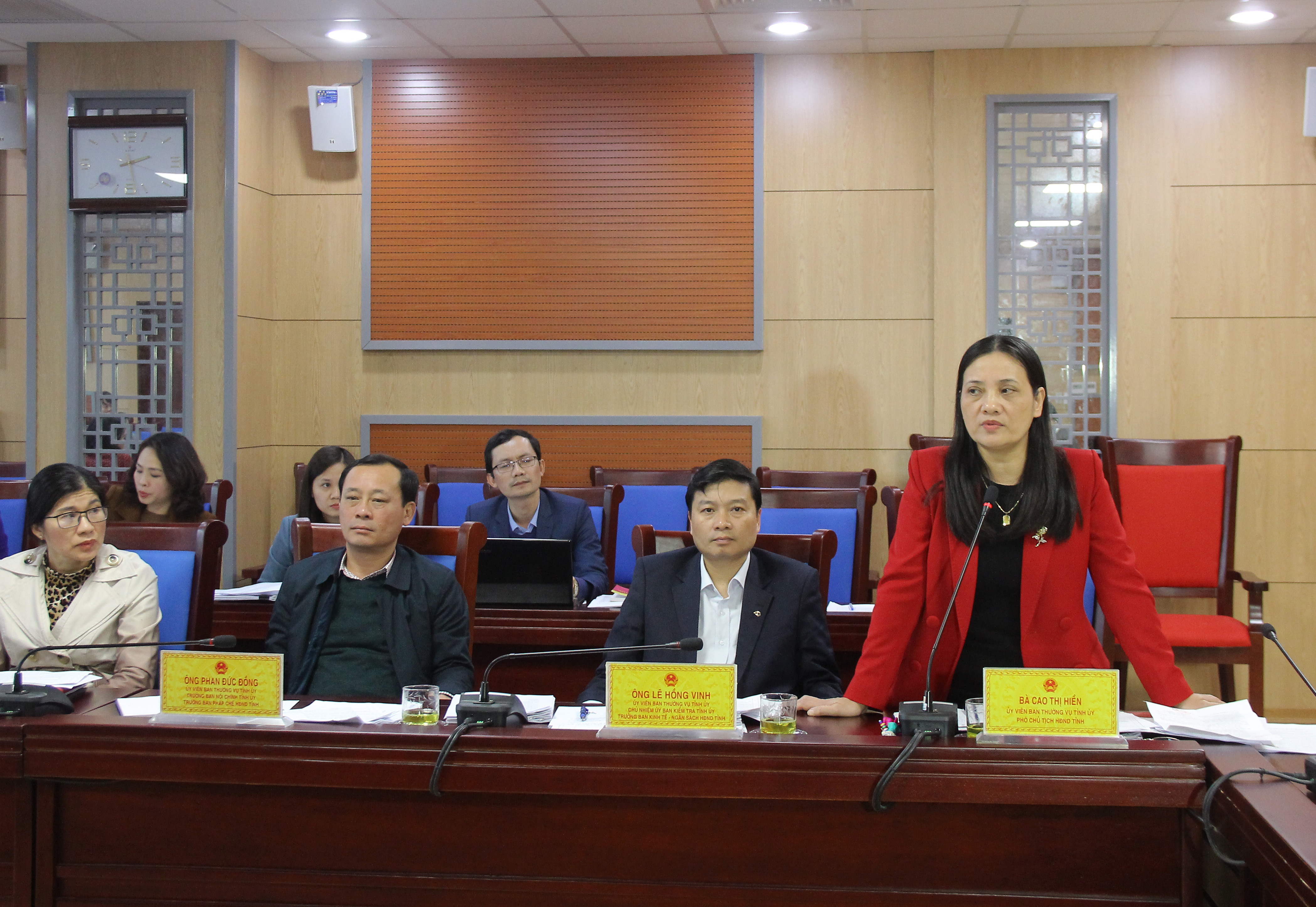 Phó Chủ tịch HĐND tỉnh Cao Thị Hiền đề nghị đưa ra khỏi danh mục các nội dung chưa đảm bảo quy trình