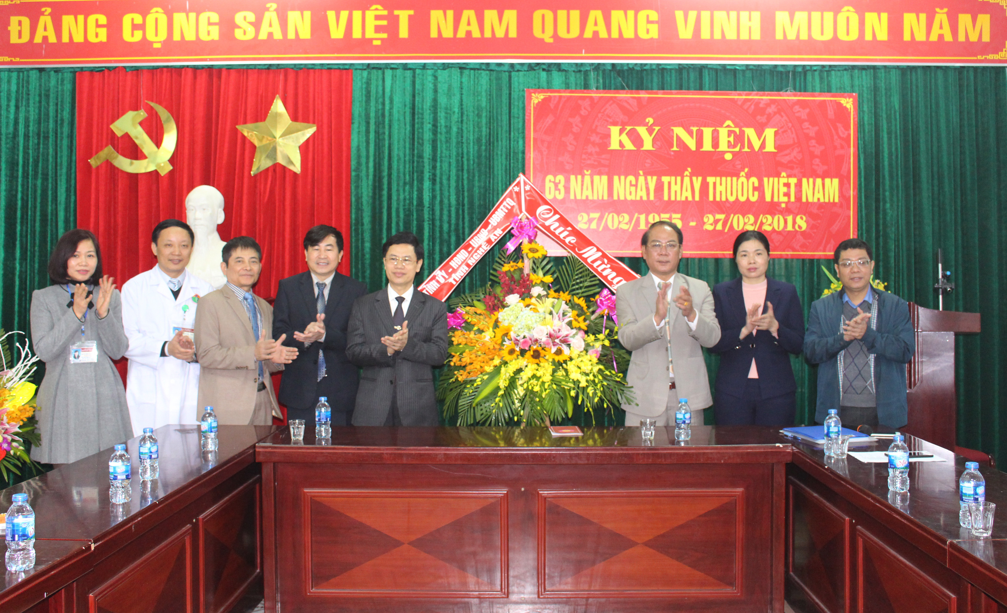 Phó Bí thư Thường trực Tỉnh ủy Nguyễn Xuân Sơn tặng hoa chúc mừng Trung tâm chống Phong - Da liễu. Ảnh: Phước Anh