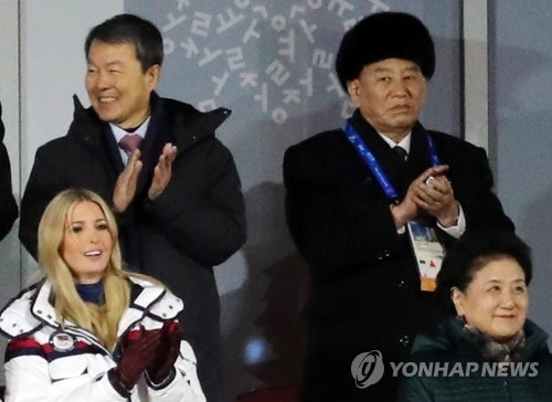 Ivanka Trump (hàng dưới bên trái) ngồi gần ông Kim Yong-chol (hàng trên bên phải) tại lễ bế mạc Thế vận hội mùa Đông ở Hàn Quốc. (Ảnh: Yonhap)