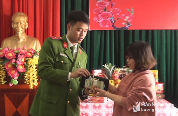 Thiếu úy Nguyễn Hữu Thành trao trả toàn bộ chiếc ví cho chị Tuyên. Ảnh: Thúy Tình