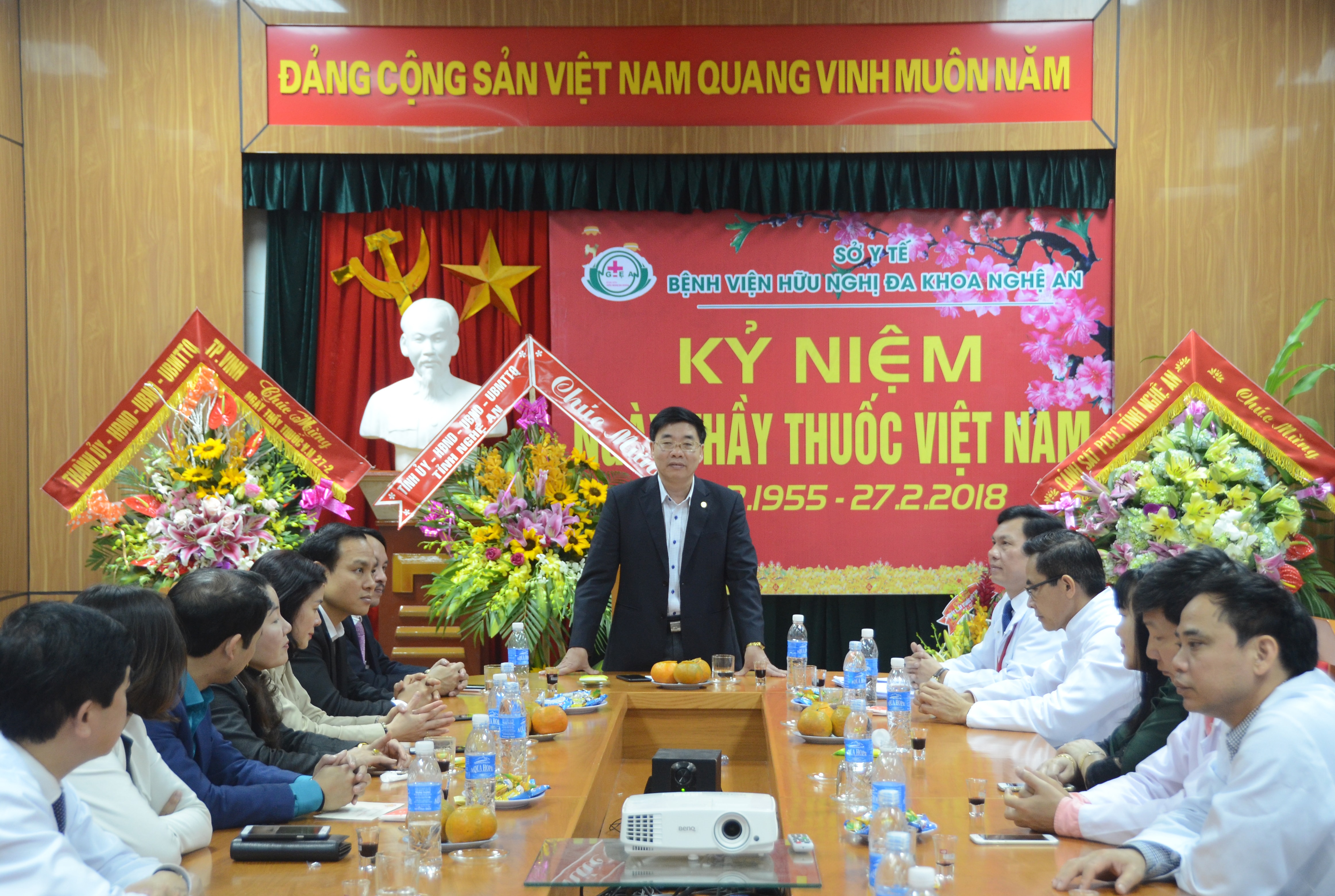 Phó Bí thư Tỉnh ủy Nguyễn Văn Thông đề nghị Bệnh viện Hữu nghị Đa khoa Tỉnh tiếp tục khẳng định vị thể số 1 về khám chữa bệnh. Ảnh: Thành Chung