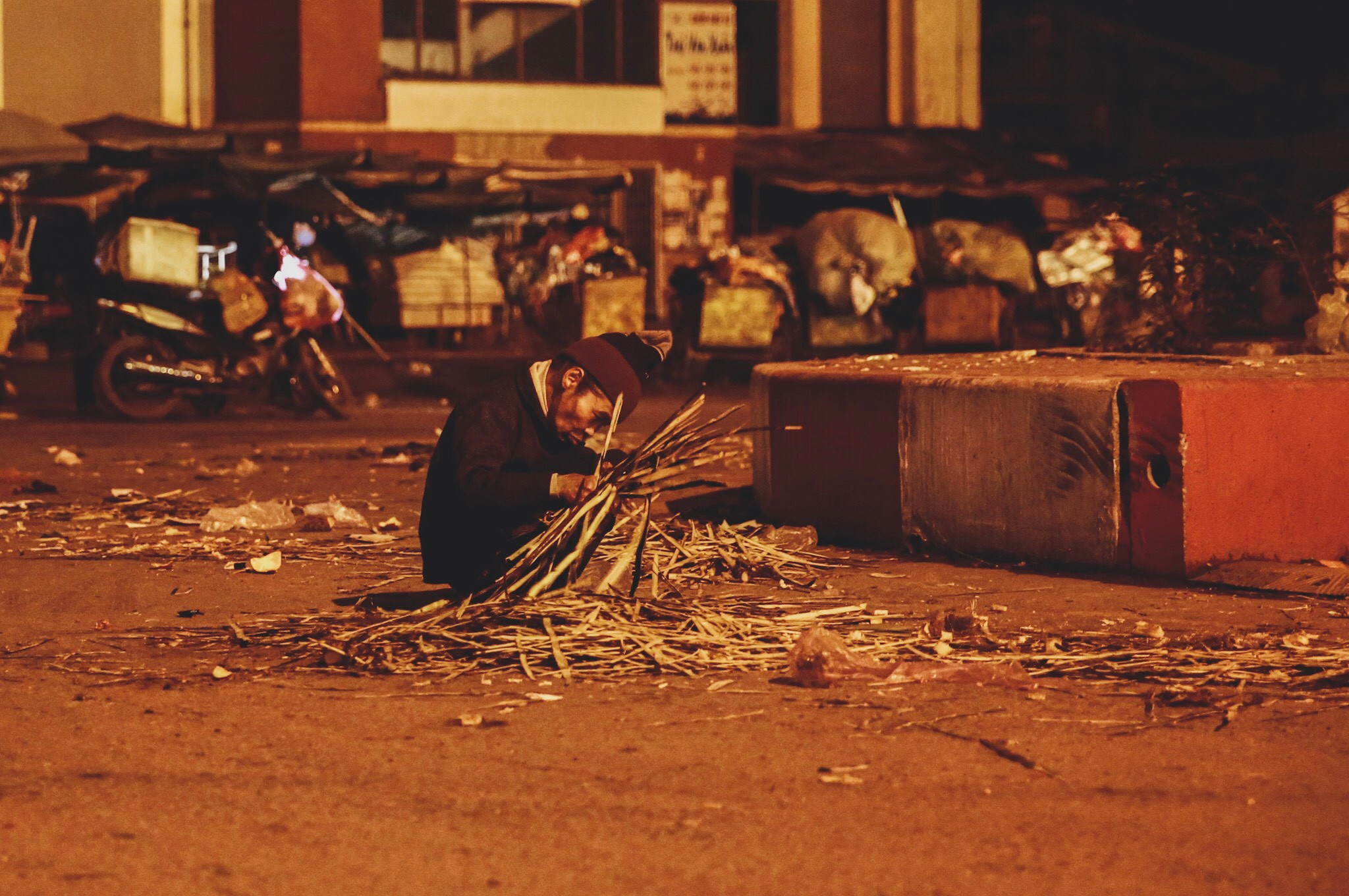 Một người vô gia cư bới tìm trong đống rác. Ảnh: Hải Vương