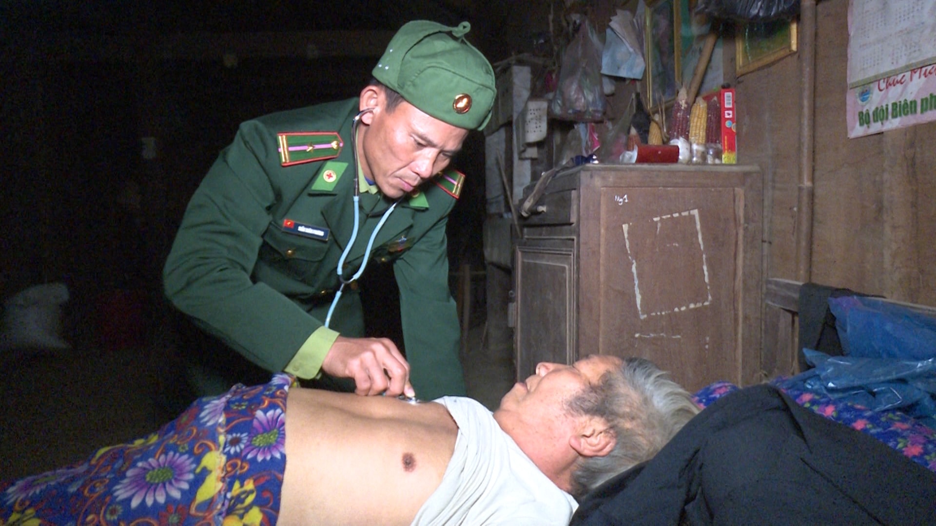 Thiếu tá Trần Xuân Phương đến nhà khám bệnh cho Già làng Xồng Bá Của. Ảnh: Hải Thượng 