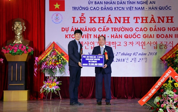 Đại diện dự án trao tặng học bổng cho nhà trường. Ảnh: Mỹ Hà.