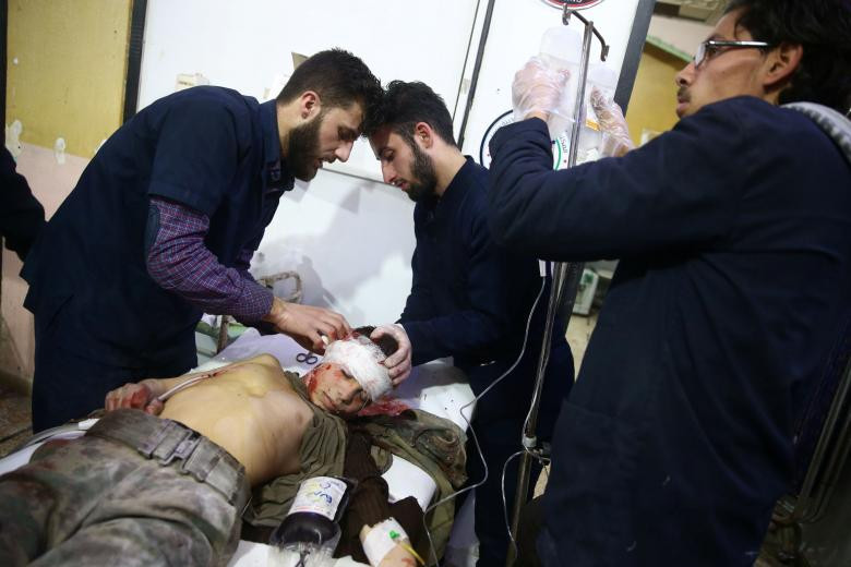 Một đứa trẻ bị thương được chăm sóc y tế tại một bệnh viện, ở thị trấn Douma, Đông Ghouta, Damascus, 23 tháng Hai.