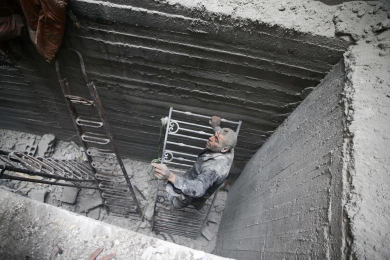 Người đàn ông bị thương bên trong một nơi trú ẩn ở thị trấn Douma, đông Ghouta, Damascus, Syria hôm 22/2. Ảnh: Reuters.