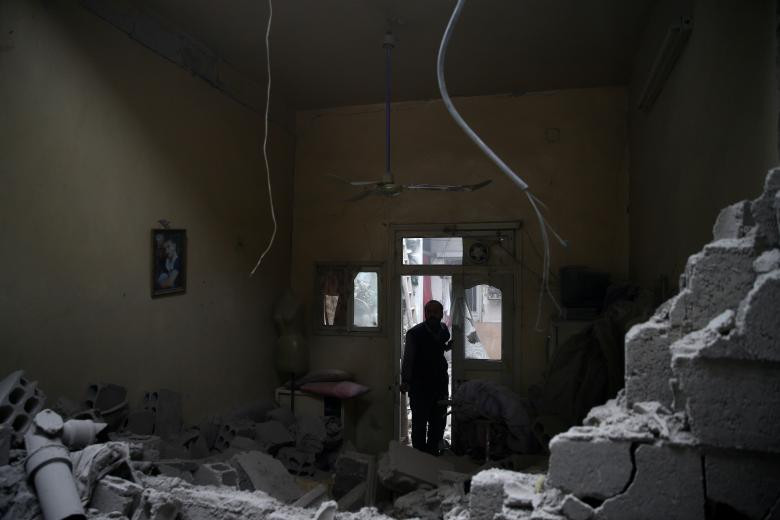 Một người đàn ông kiểm tra một ngôi nhà bị hư hại ở thị trấn Douma bị bao vây ở phía đông Ghouta ở Damascus, ngày 22 tháng 2.