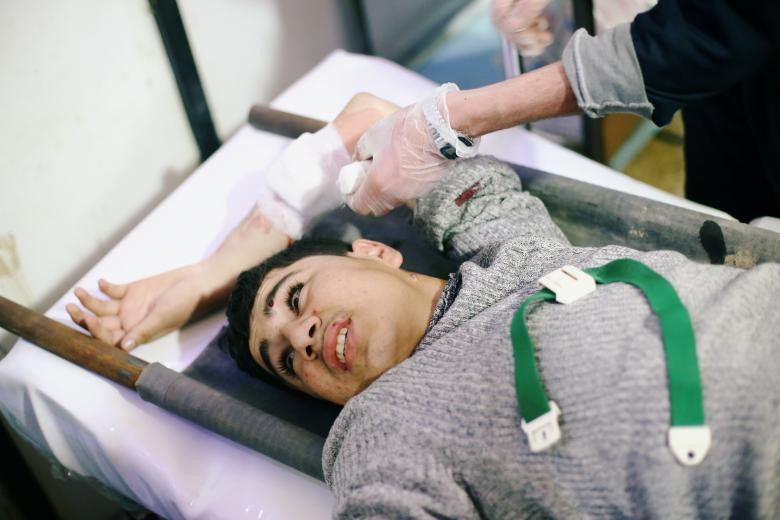 Một người đàn ông phản ứng khi ông nằm trên một chiếc cáng tại một điểm y khoa ở thị trấn Douma, Đông Ghouta, Damascus, ngày 20 tháng 2. 