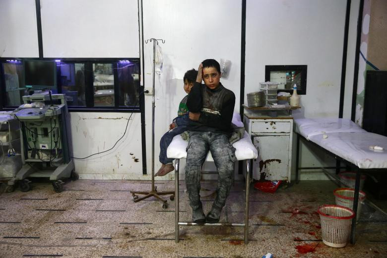 Ánh mắt đầy sợ hãi của hai cậu bé bị thương đang được điều trị tại một cơ sở y tế. Ảnh: Reuters.