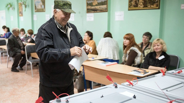 Một cử tri Nga ở Siberia bỏ phiếu. Ảnh: Sputnik