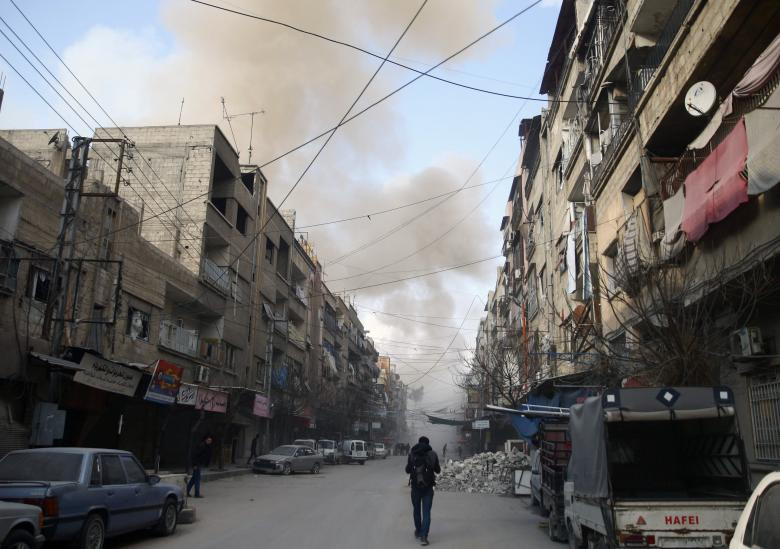 Khói từ một cuộc không kích lớn lên ở thị trấn Douma, Đông Ghouta, Damascus, 23 Tháng Hai.