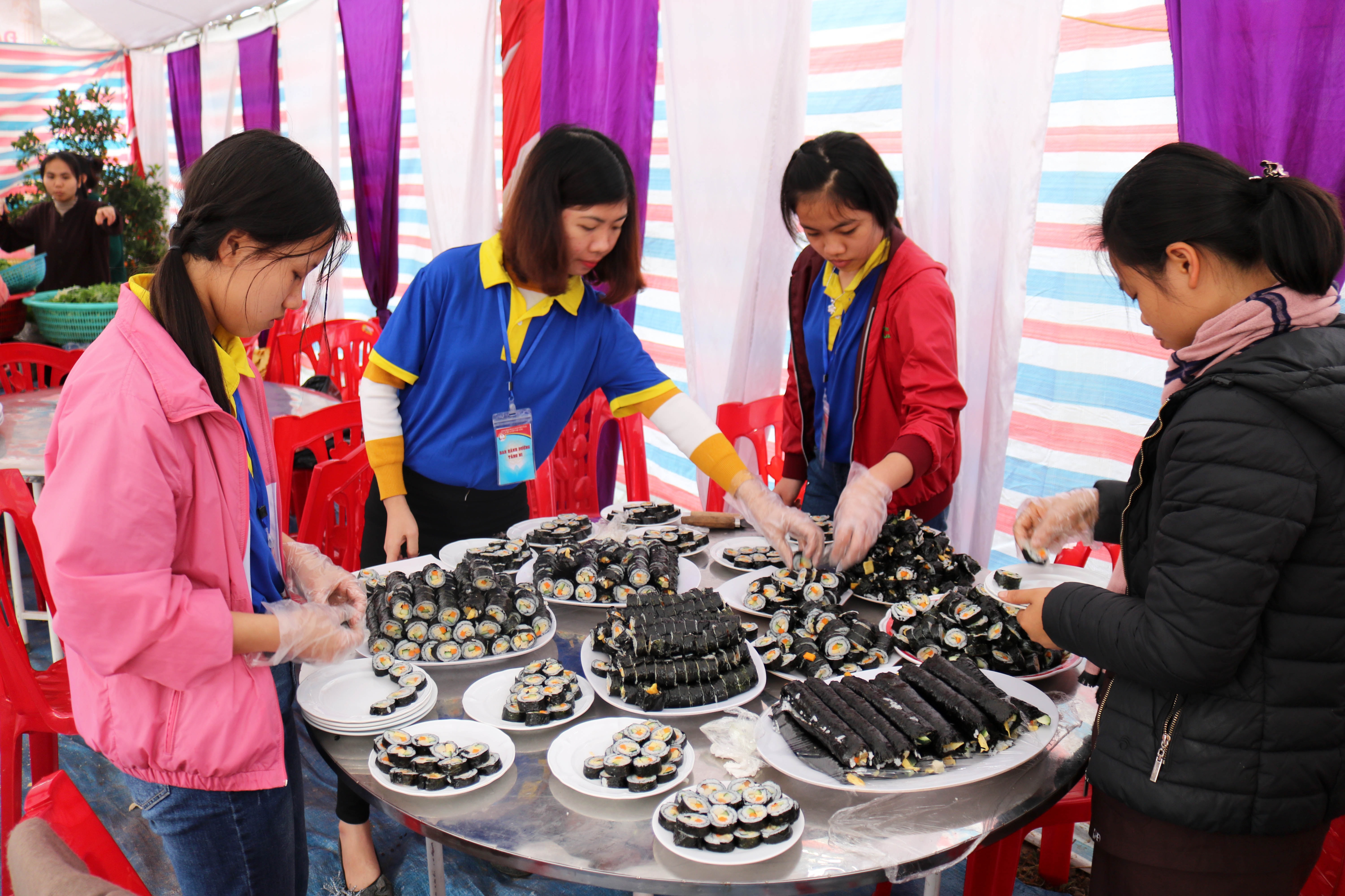 10.  Để chuẩn bị cho Đại lễ, hơn 500 người gồm sinh viên, học sinh, thanh thiếu niên trong và ngoài tỉnh đã về chùa làm công quả, được chia thành nhiều tiểu ban (Hướng dẫn, bảo vệ, hậu cần…). Ảnh: Huy Thư