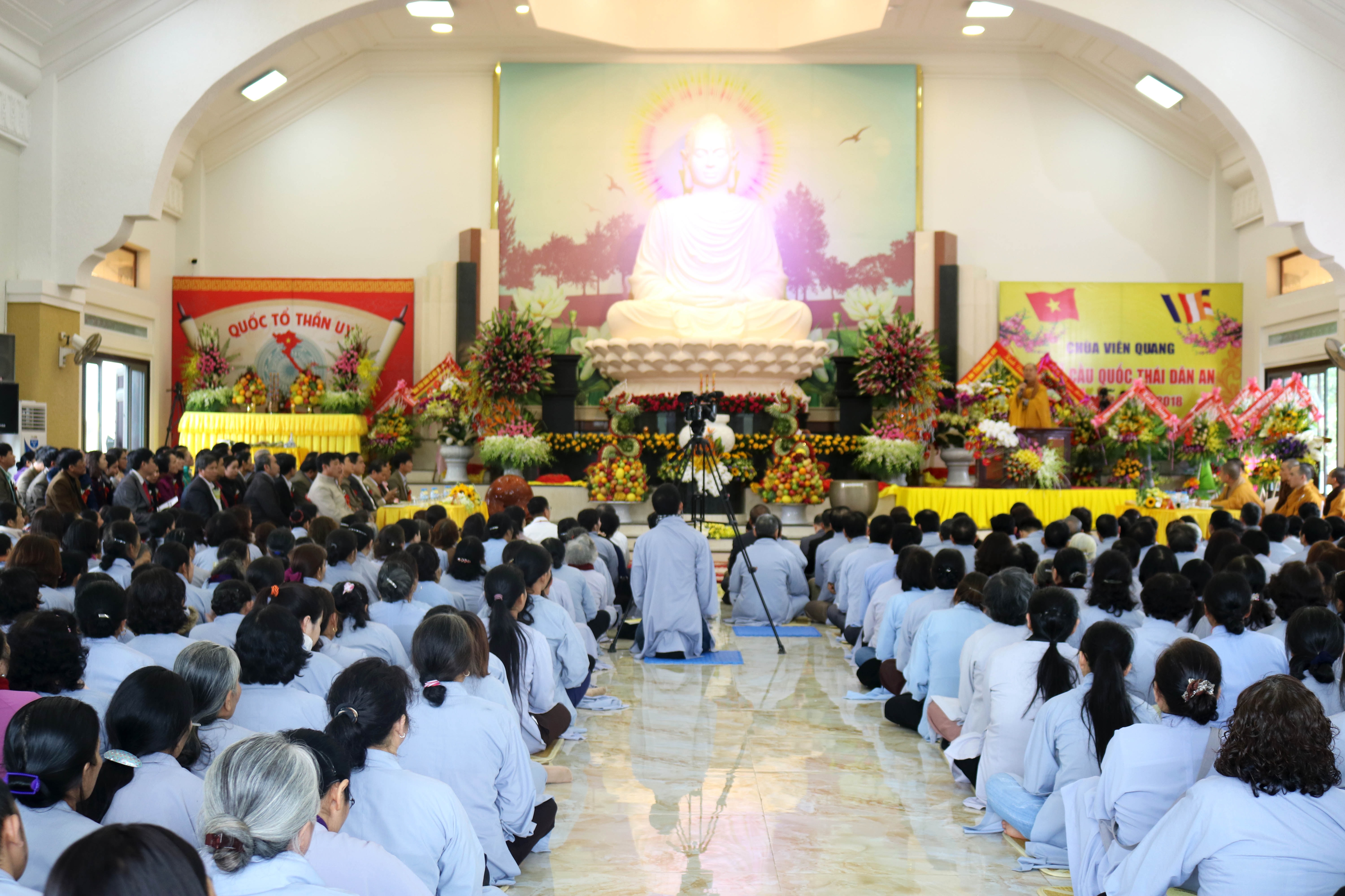 3.     Buổi lễ đã diễn ra trong không khí trang nghiêm, long trọng với các nghi thức: hát quốc ca - đạo ca, ngợi ca đức Phật, pháp thoại về tình yêu quê hương đất nước, sám cầu quốc thái dân an… Ảnh: Huy Thư