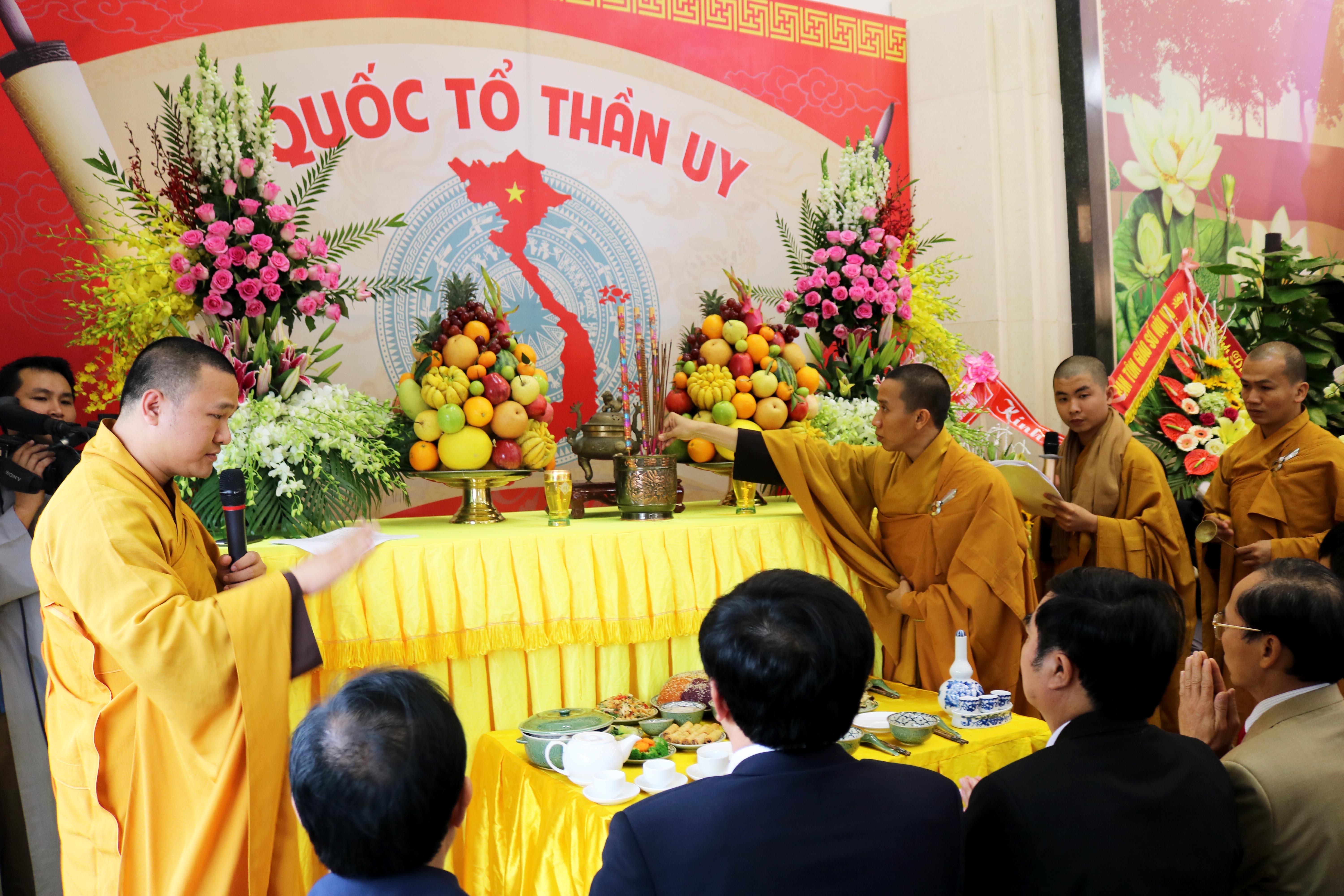 6.     Trong chương trình đại lễ đã tổ chức cúng Quốc tổ, tri ân các vua Hùng đã có công dựng nước, các anh hùng liệt sỹ đã hi sinh vì sự nghiệp dựng nước và giữ nước của dân tộc. Ảnh: Huy Thư
