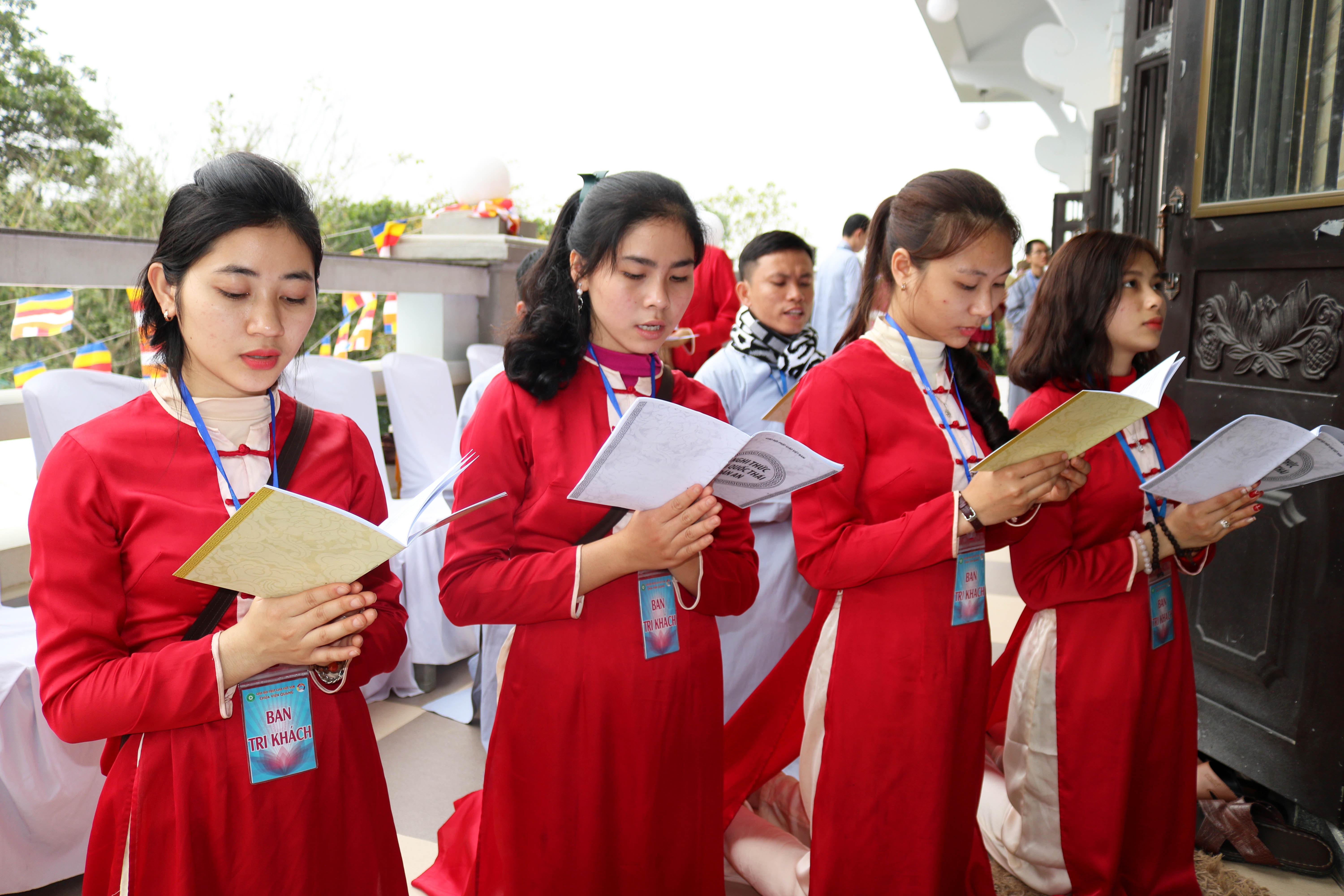 7.     Mọi người cùng nguyện cầu cho đất nước được thái bình, nhà nhà được yên vui hạnh phúc. Ảnh: Huy Thư
