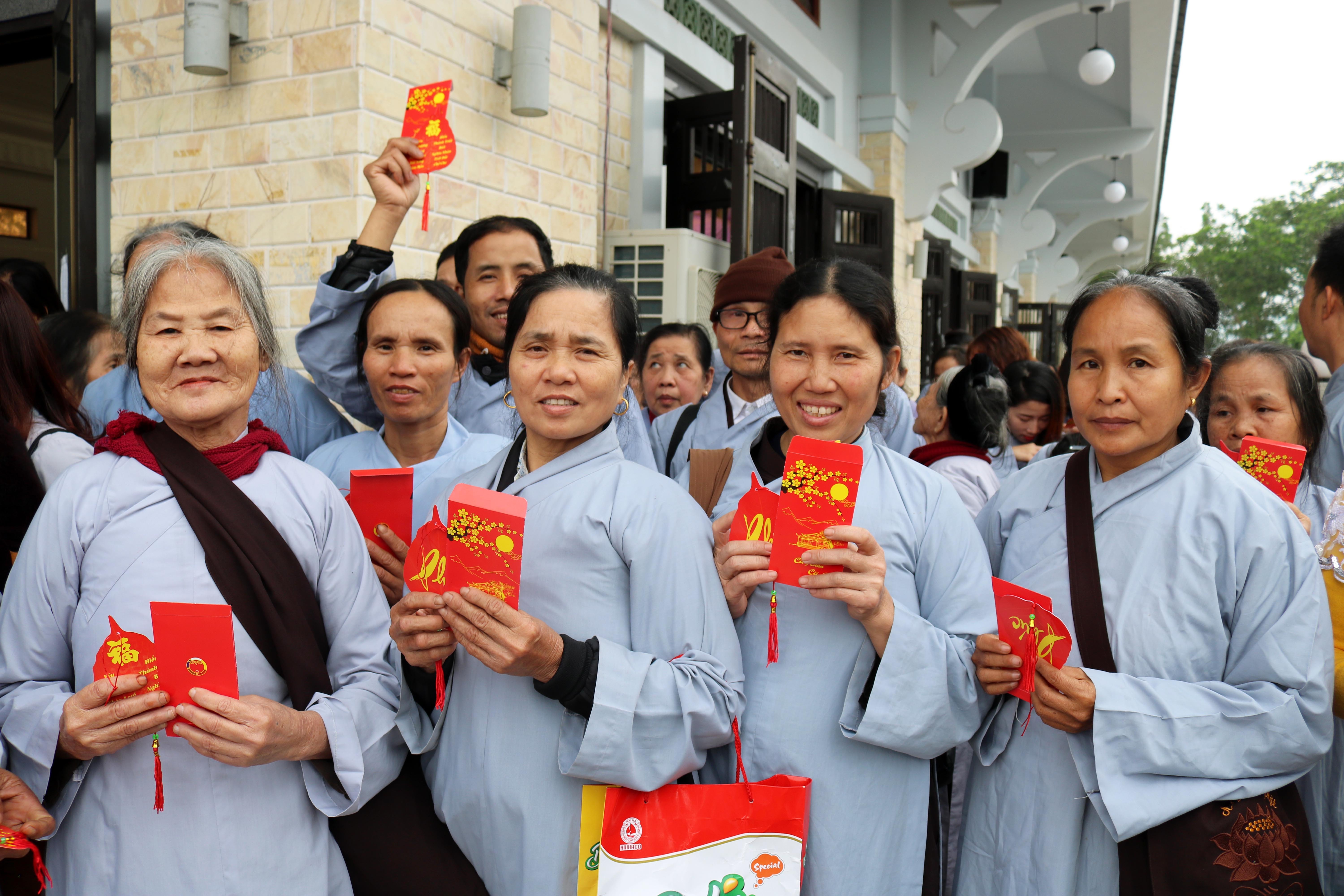 8.     Cuối buổi lễ, mọi người dự lễ đều được phát “lộc” đầu Xuân. Ảnh: Huy Thư