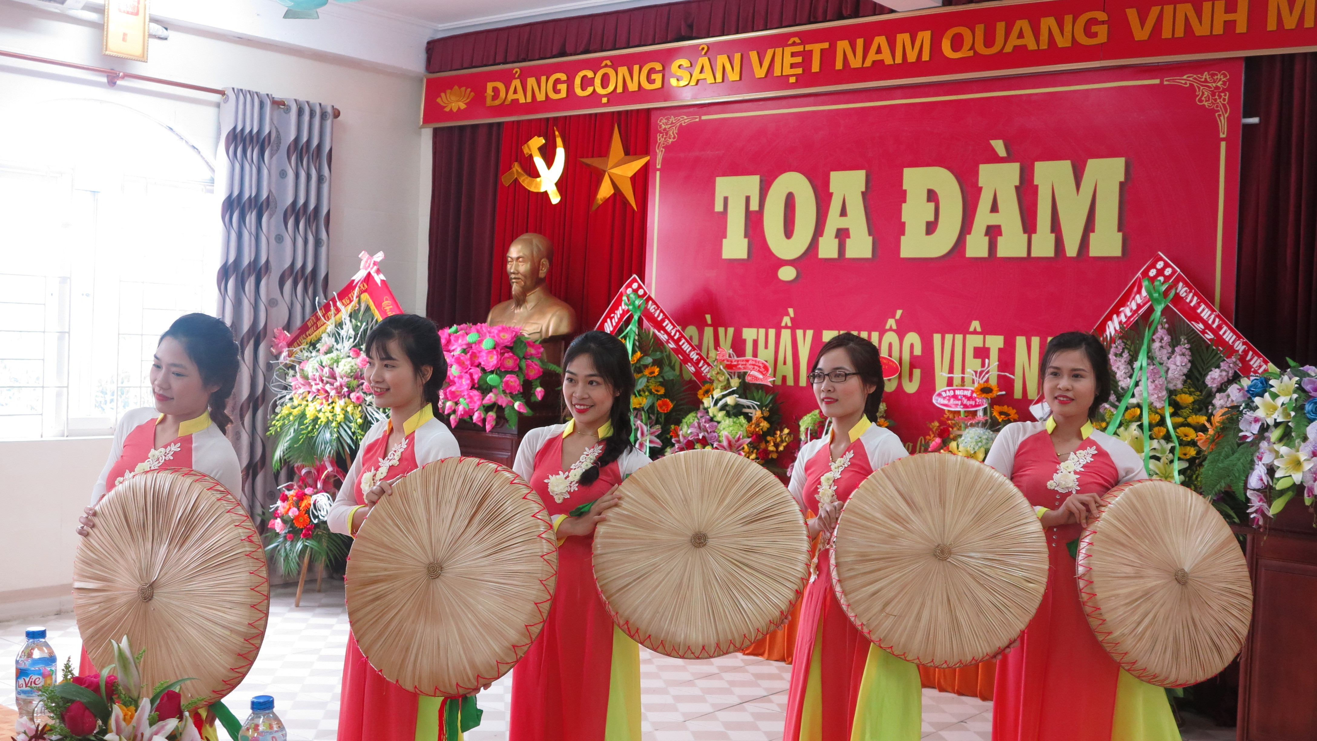 Tiết mục văn nghệ chào mừng ngày thầy thuốc Việt Nam. Ảnh: P.V