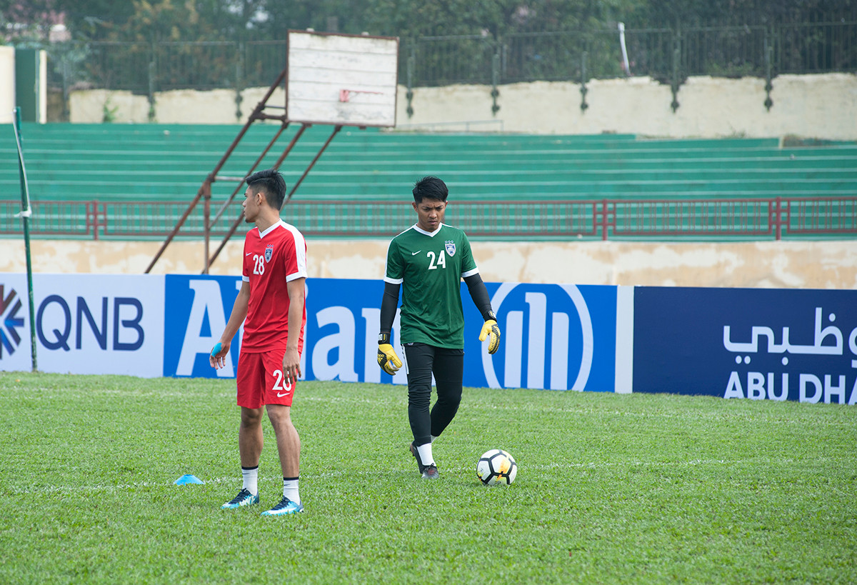 Trong chuyến làm khách lần này, Johor DT không mang sang thủ môn tốt nhất của mình, người gác đền số 1 của ĐTQG Malaysia là Mohd Farizal. Theo đó, họ mang sang 2 thủ môn dự bị là Mohd Izham Tarmizi (26 tuổi) và Muhd Haziq (20 tuổi). Ảnh: Thành Cường