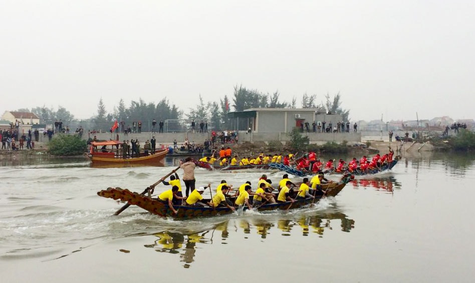 Các đội nỗ lực trên sông lạch Thơi. Ảnh: Hữu Tình