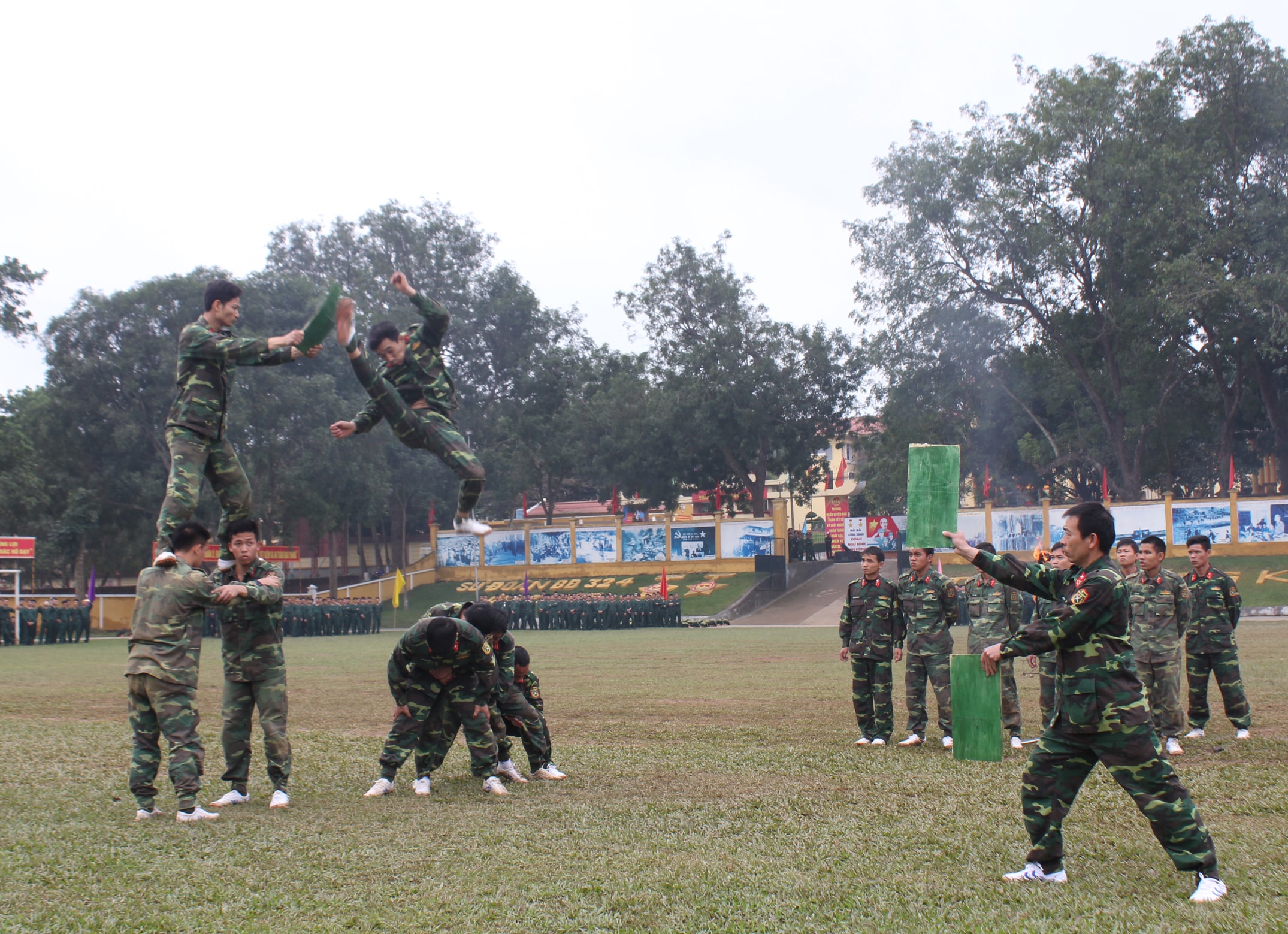 Màn biểu diễn võ thuật điêu luyện của các trinh sát. Ảnh: Hà Hữu Tân