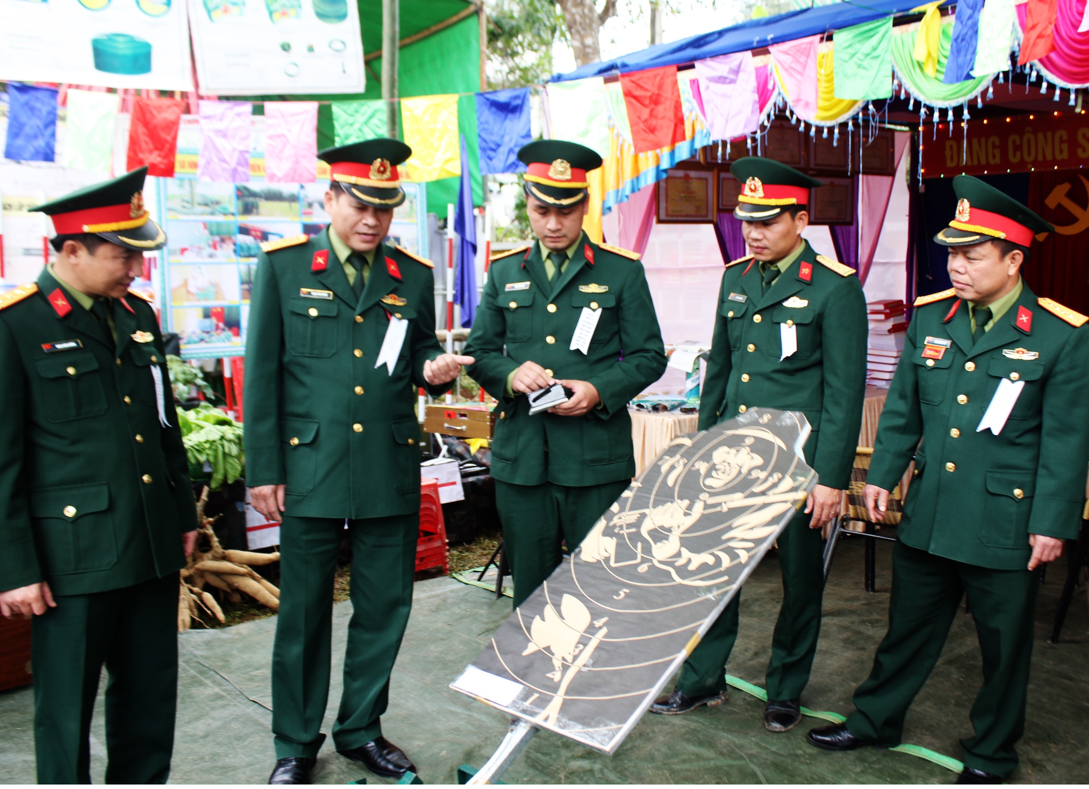 Các đồng chí lãnh đạo, chỉ huy Sư đoàn tham gia hội trại mô hình học cụ trưng bày tại lễ ra quân huấn luyện. Ảnh: Hà Hữu Tân