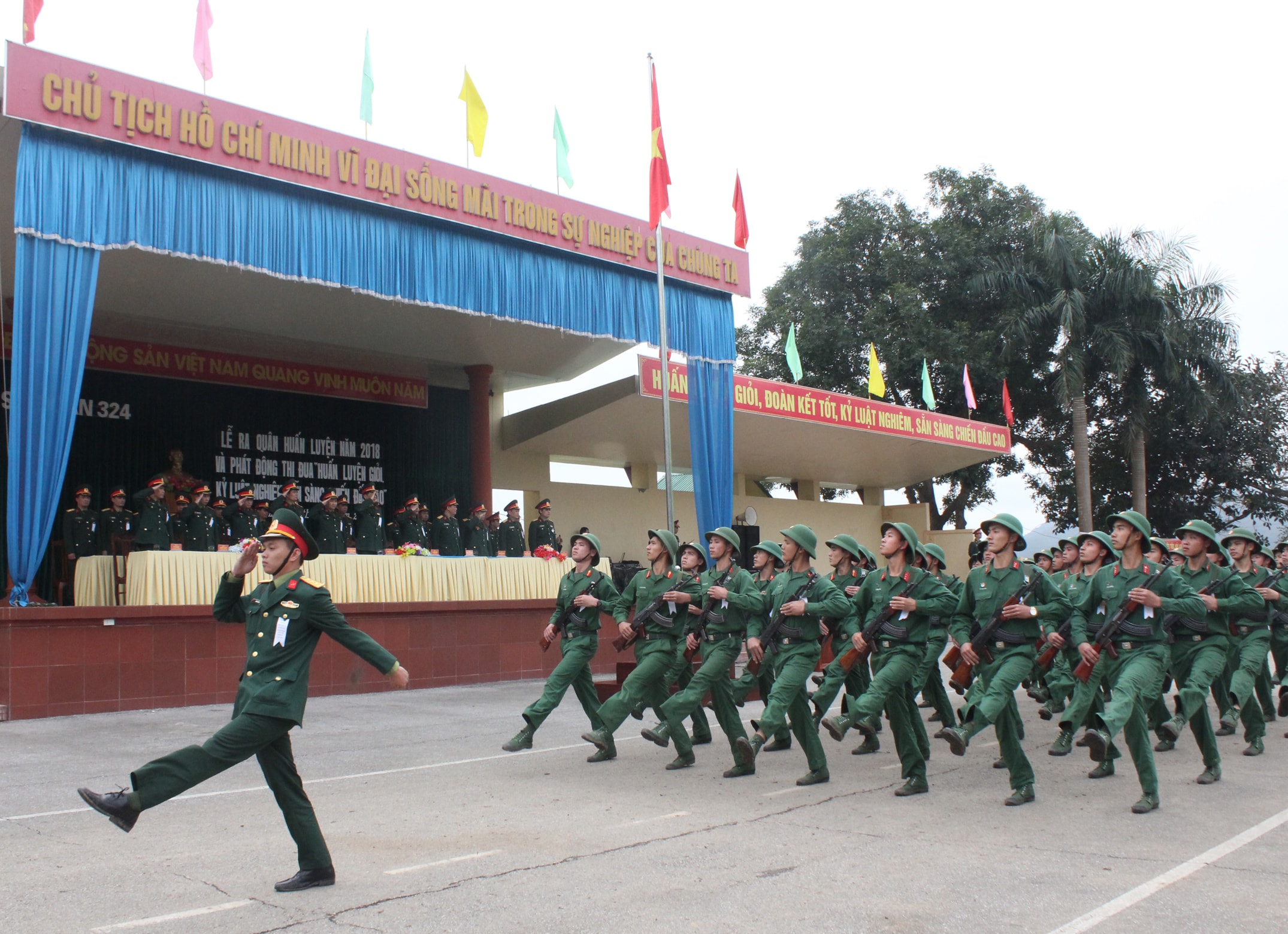 Duyệt đội ngũ đơn vị. Ảnh: Hà Hữu Tân