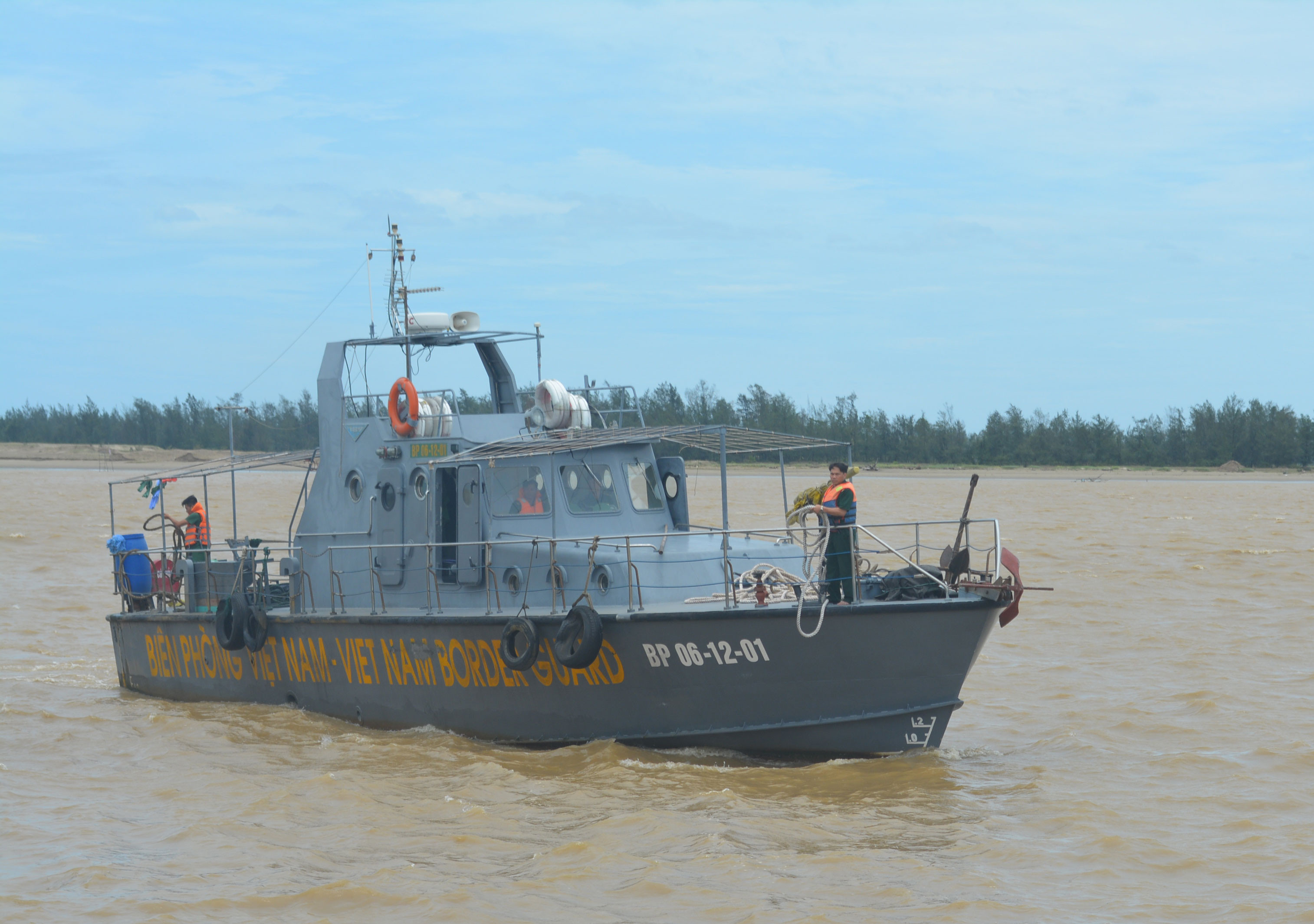 Tàu Hải đội 2 BĐBP Nghệ An đưa nạn nhân vào bờ. Ảnh: Hải Thượng 