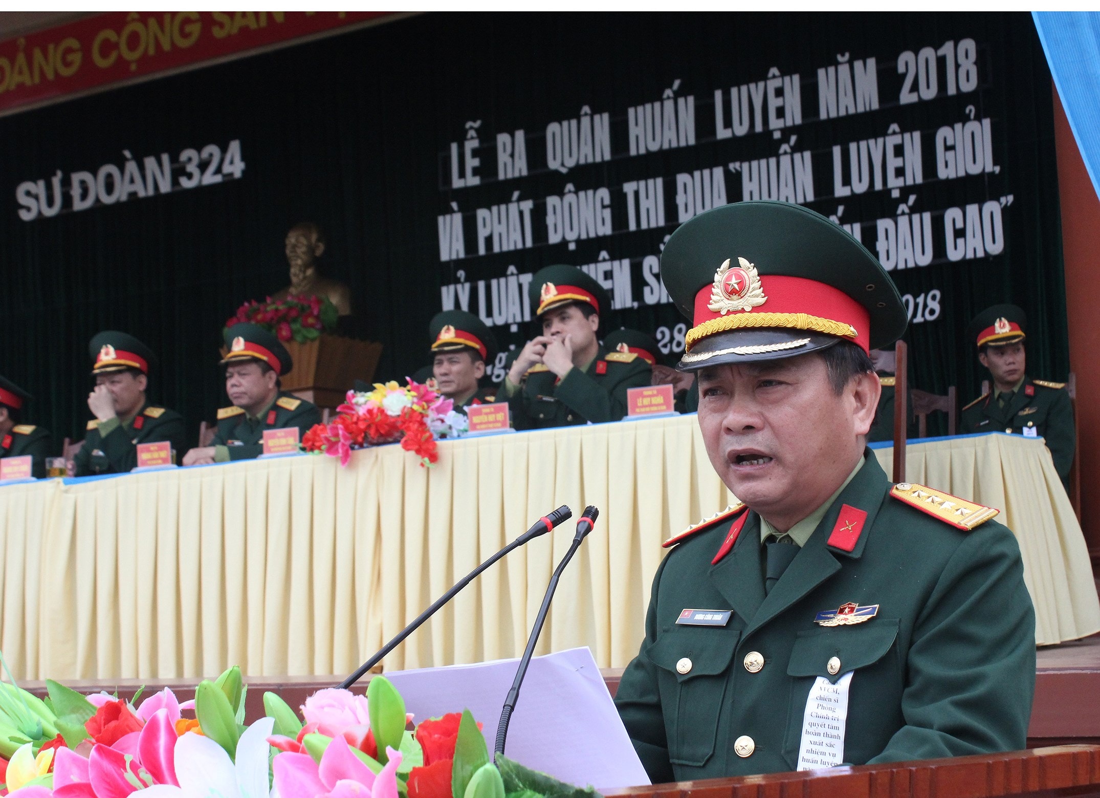 Đại tá Dương Công Thuân - Ủy viên thường vụ, Chủ nhiệm Chính trị Sư đoàn phát động thi đua. Ảnh: Hà Hữu Tân