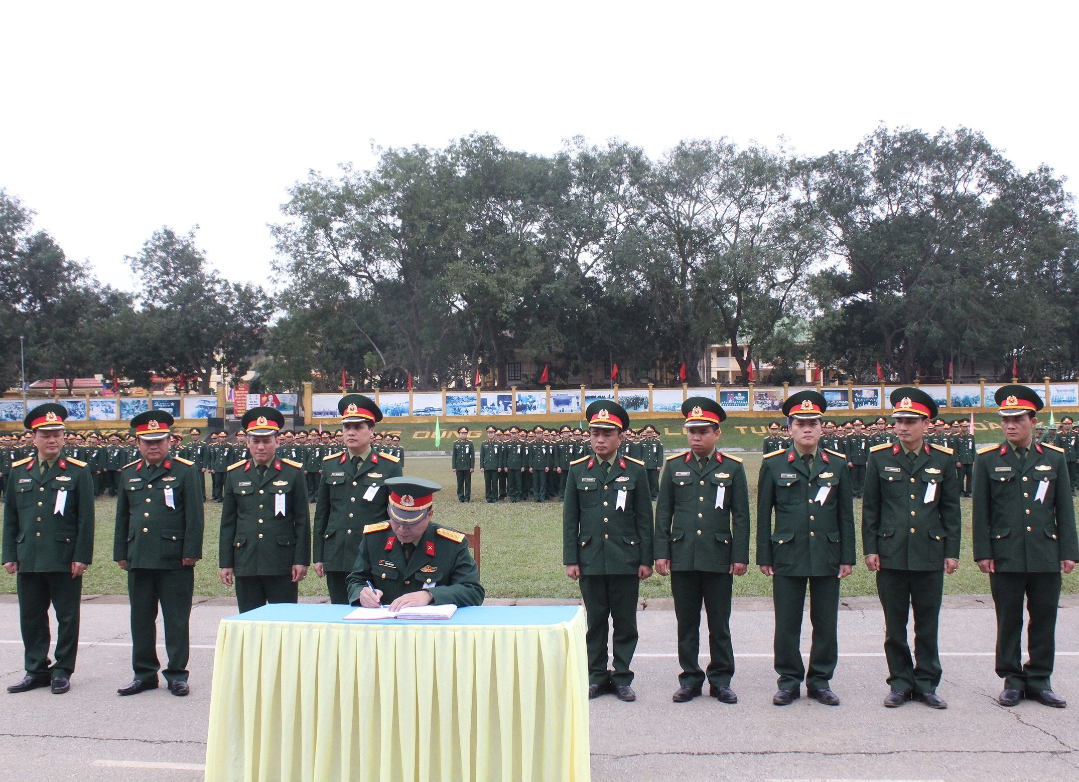 Các cơ quan, đơn vị ký kết giao ước thi đua. Ảnh: Hà Hữu Tân