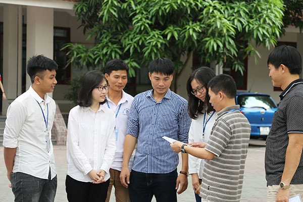 Thầy giáo Lê Xuân Sơn cùng các học trò. Ảnh: Mỹ Hà