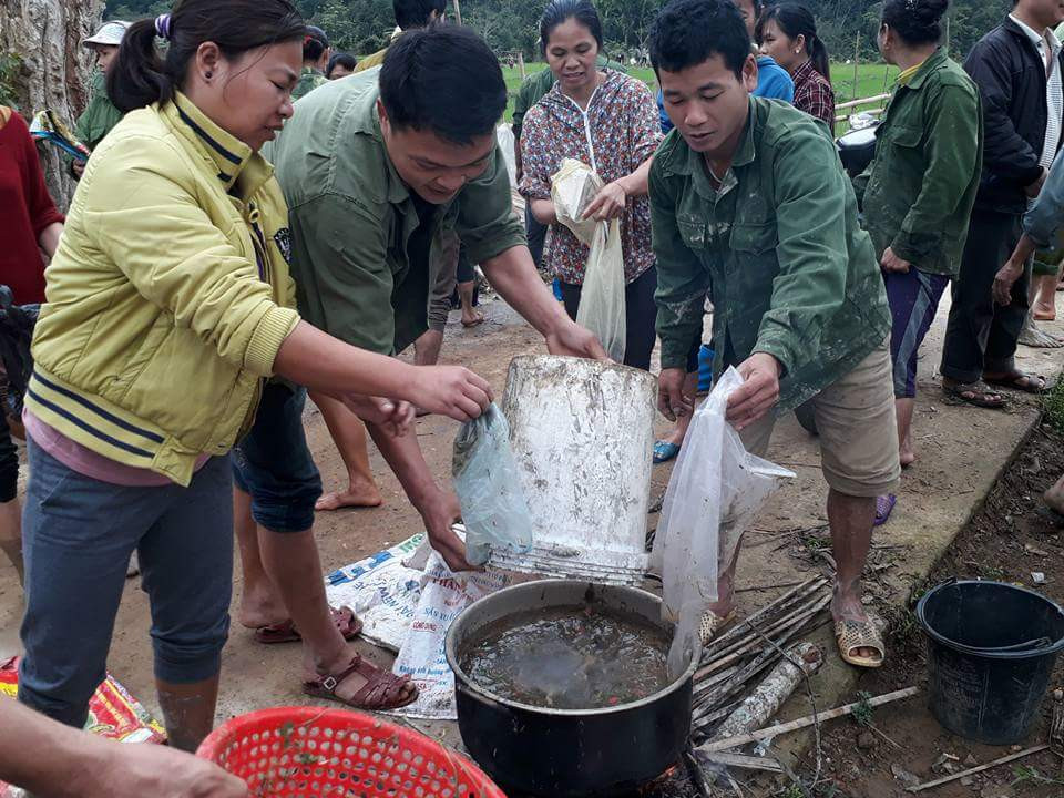 Người dân xã Lạng Khê (Con Cuông) dùng nước sôi với muối để xử lý ốc bưu vàng. Ảnh: Minh Hạnh