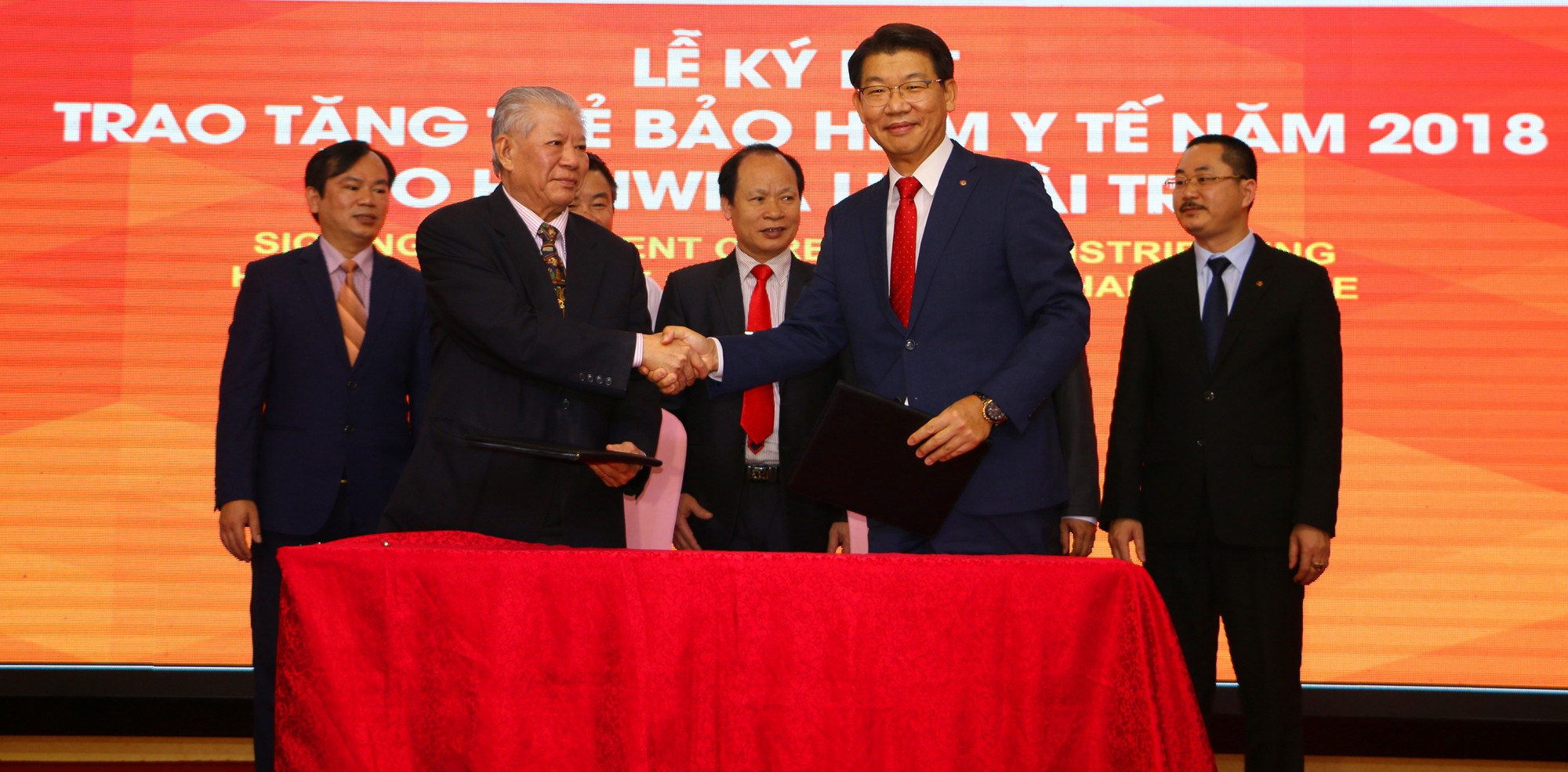 Đại diện Hội hỗ trợ Bệnh nhân nghèo TP Hồ Chí Minh ký kết biên bản với Nhà tài trợ Hanwha Life cấp thẻ BHYT cho hộ cận nghèo các tỉnh năm 2018. Ảnh: Nguyễn Hải